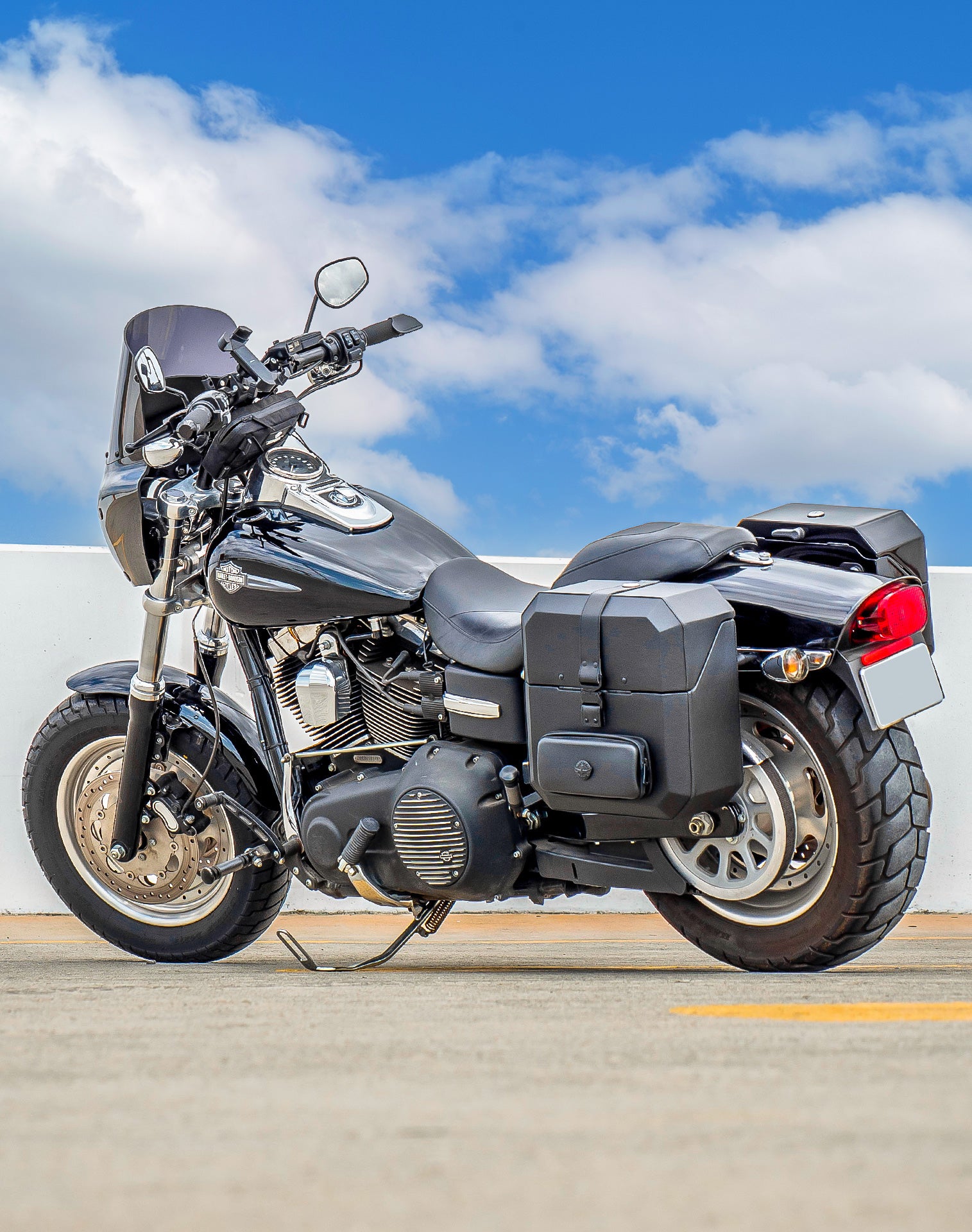 15L - Outlaw Quick Mount Medium Harley Dyna Fat Bob FXDF Hard Solo Saddlebag (Left Only) v1