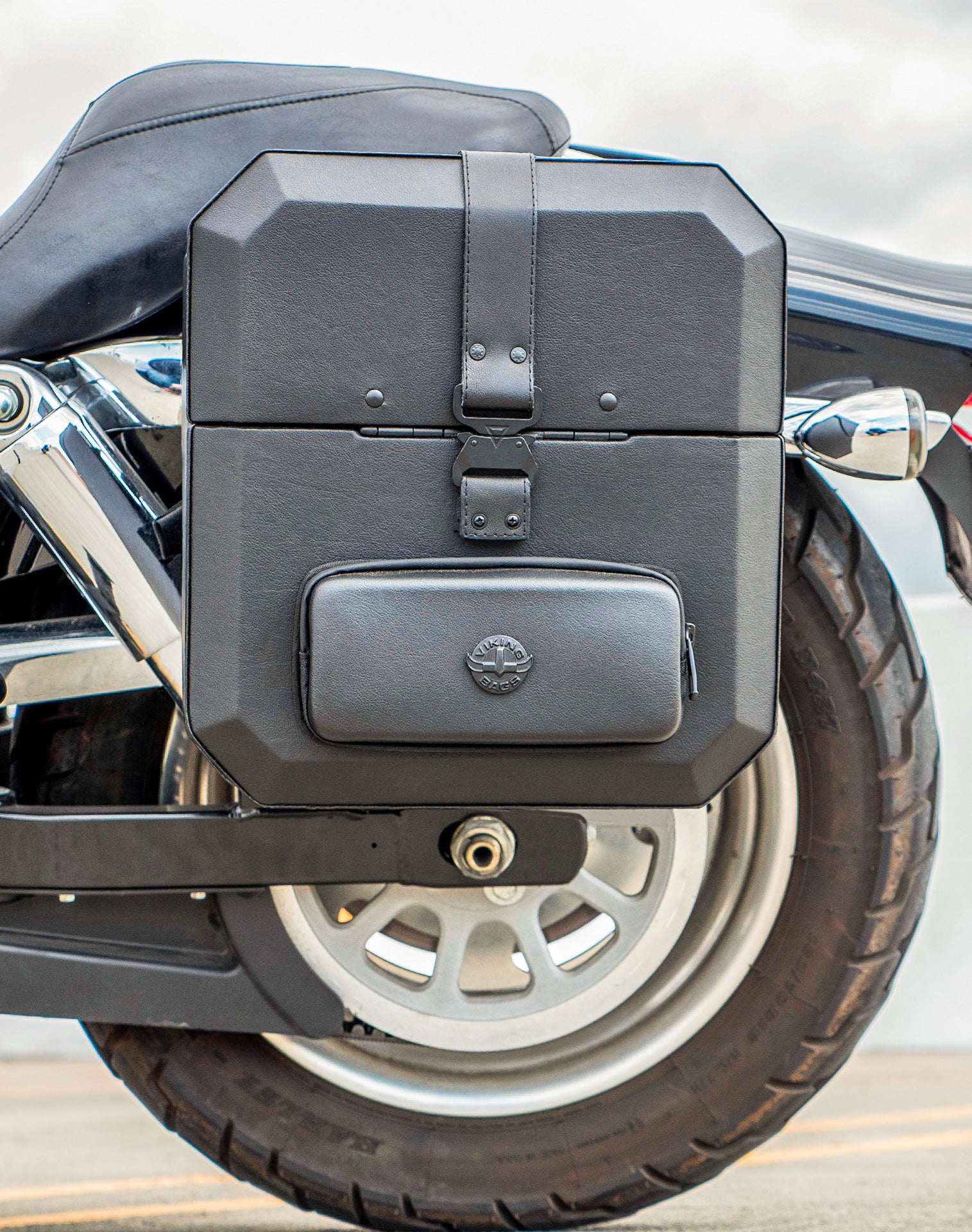 15L - Outlaw Quick Mount Medium Harley Dyna Fat Bob FXDF Hard Solo Saddlebag (Left Only) v2