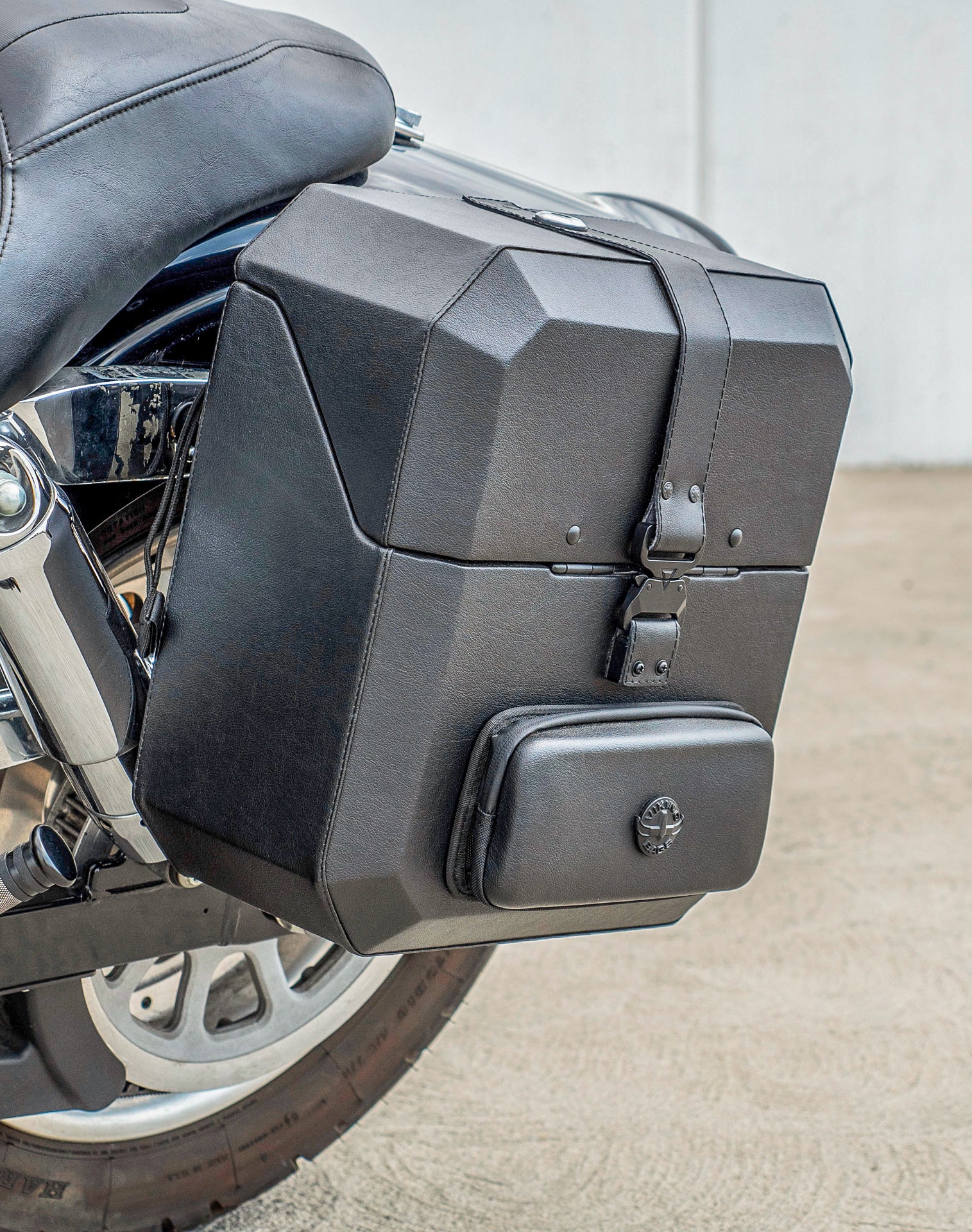 15L - Outlaw Quick Mount Medium Harley Dyna Fat Bob FXDF Hard Solo Saddlebag (Left Only) v3