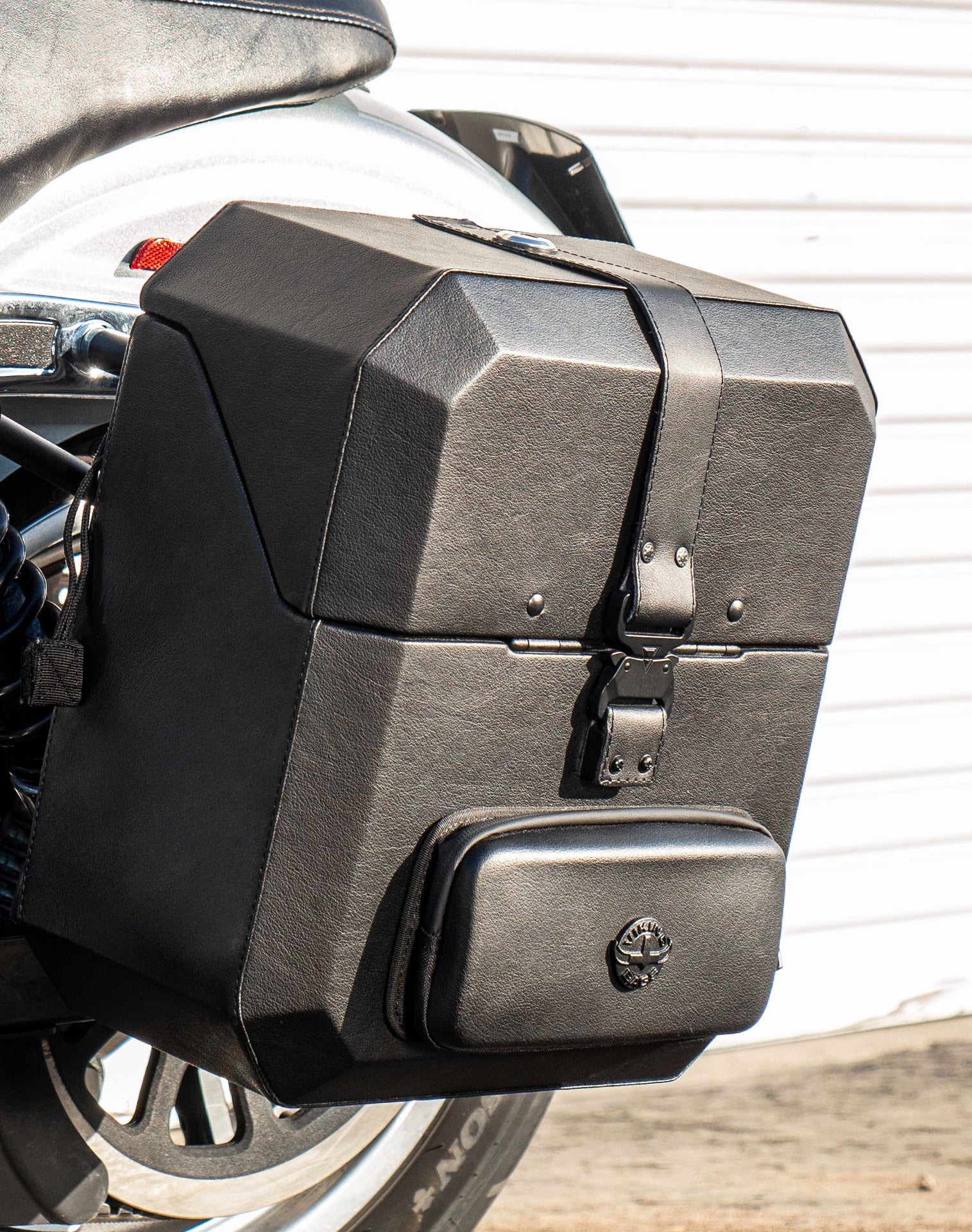 15L - Outlaw Quick Mount Medium Harley Dyna Low Rider FXDL Hard Solo Saddlebag (Left Only) v3