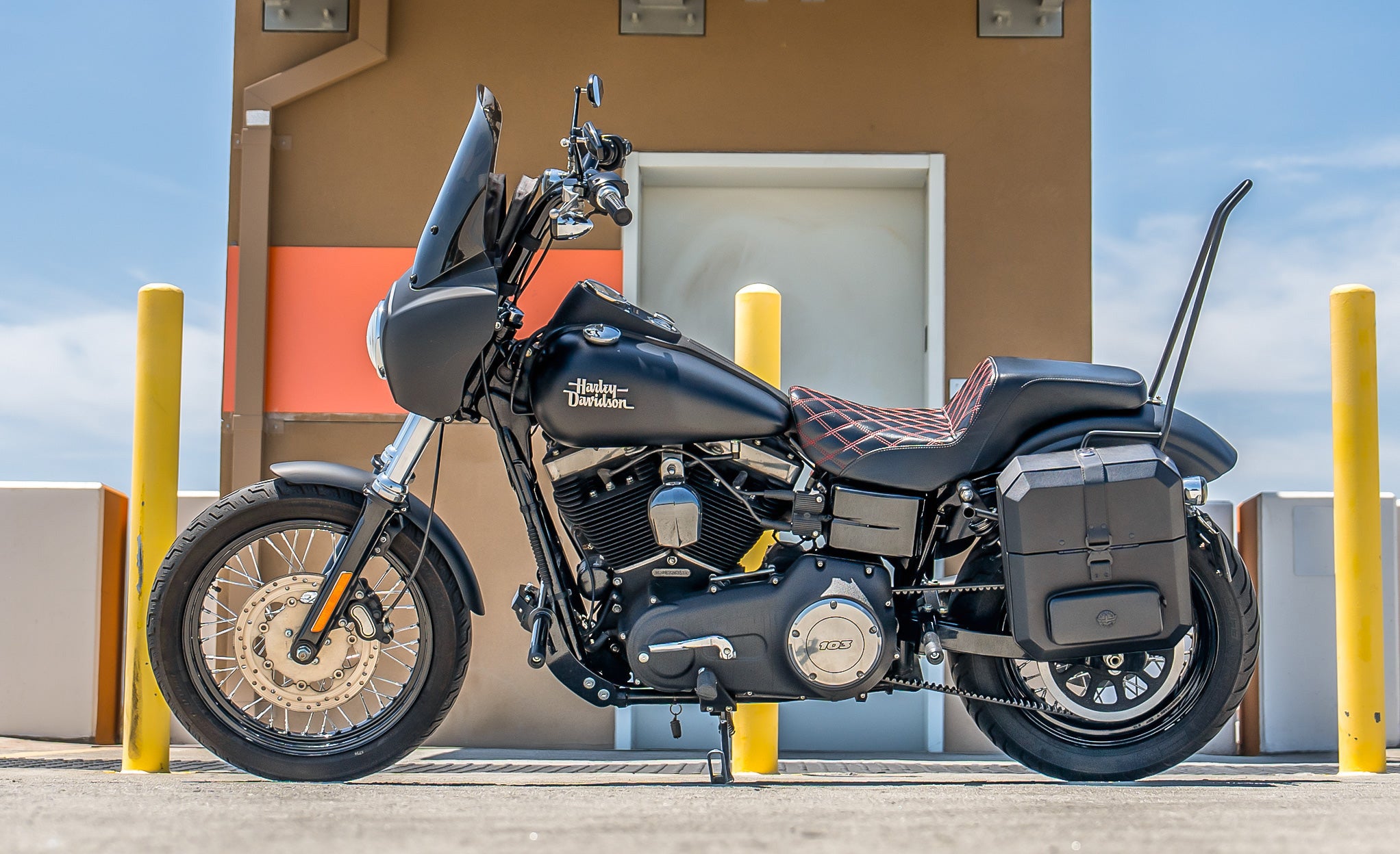 15L - Outlaw Quick Mount Medium Harley Dyna Street Bob FXDB Hard Solo Saddlebag (Left Only) Lifestyle @expand