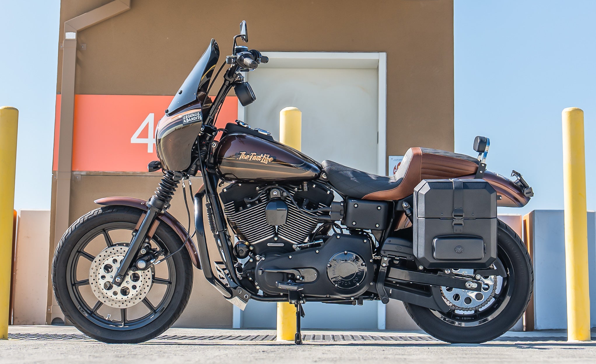 15L - Outlaw Quick Mount Medium Harley Dyna Super Glide FXD Hard Solo Saddlebag (Left Only) Lifestyle @expand