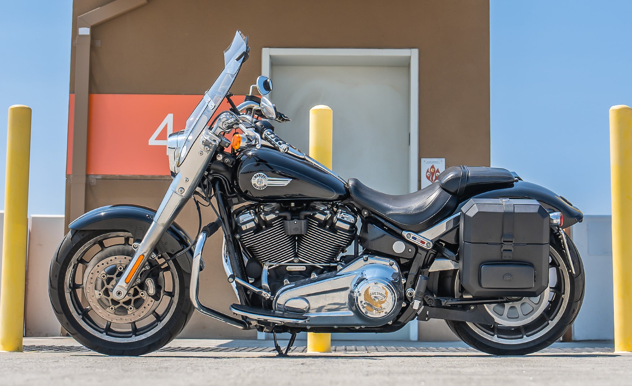 15L - Outlaw Quick Mount Medium Harley Softail Fat Boy FLFB/S Hard Solo Saddlebag (Left Only) @expand