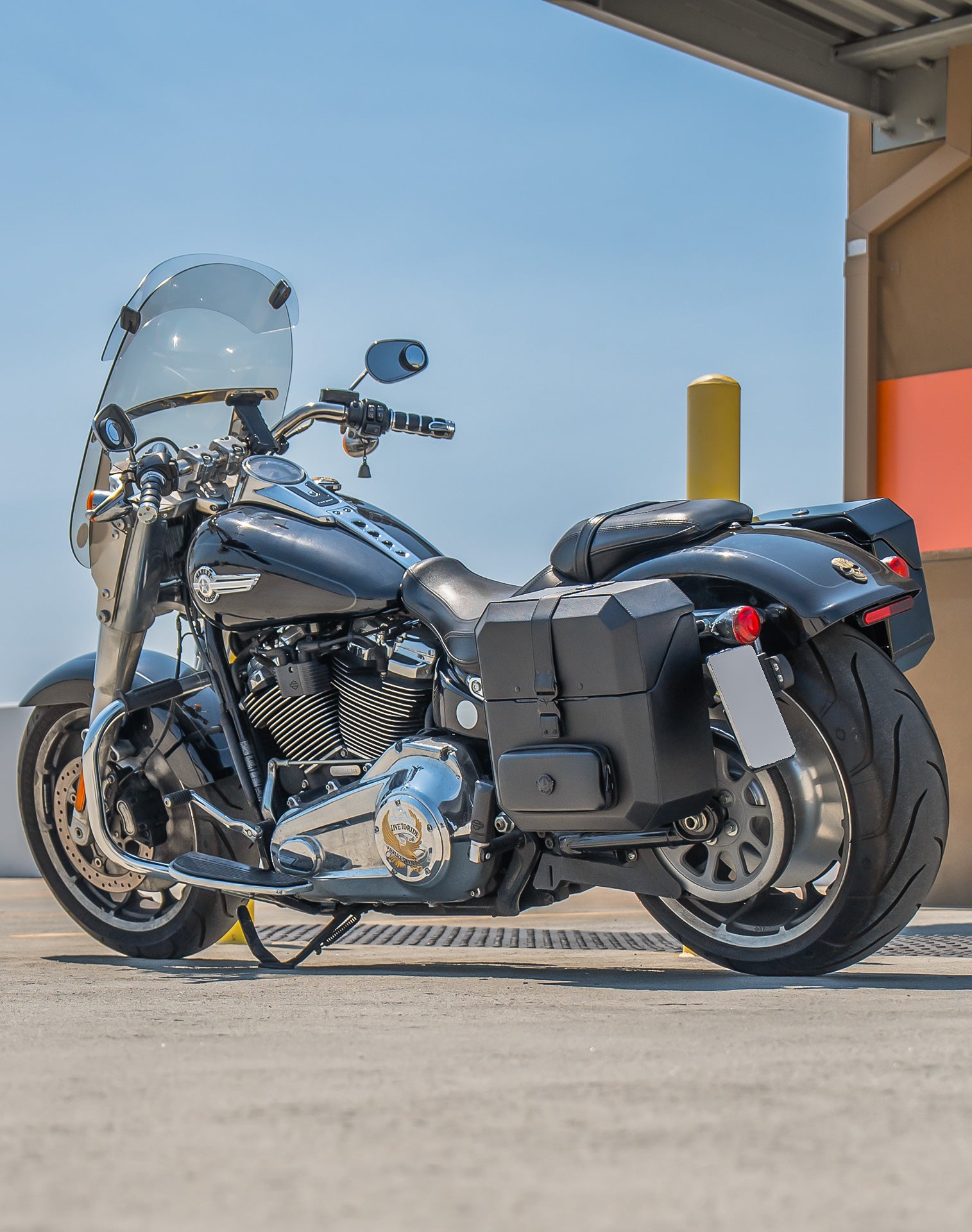 15L - Outlaw Quick Mount Medium Harley Softail Fat Boy FLFB/S Hard Solo Saddlebag (Left Only) v1