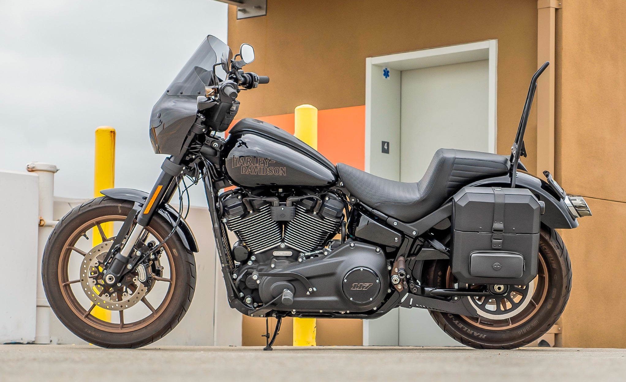 15L - Outlaw Quick Mount Medium Harley Softail Low Rider S FXLRS Hard Solo Saddlebag (Left Only) @expand