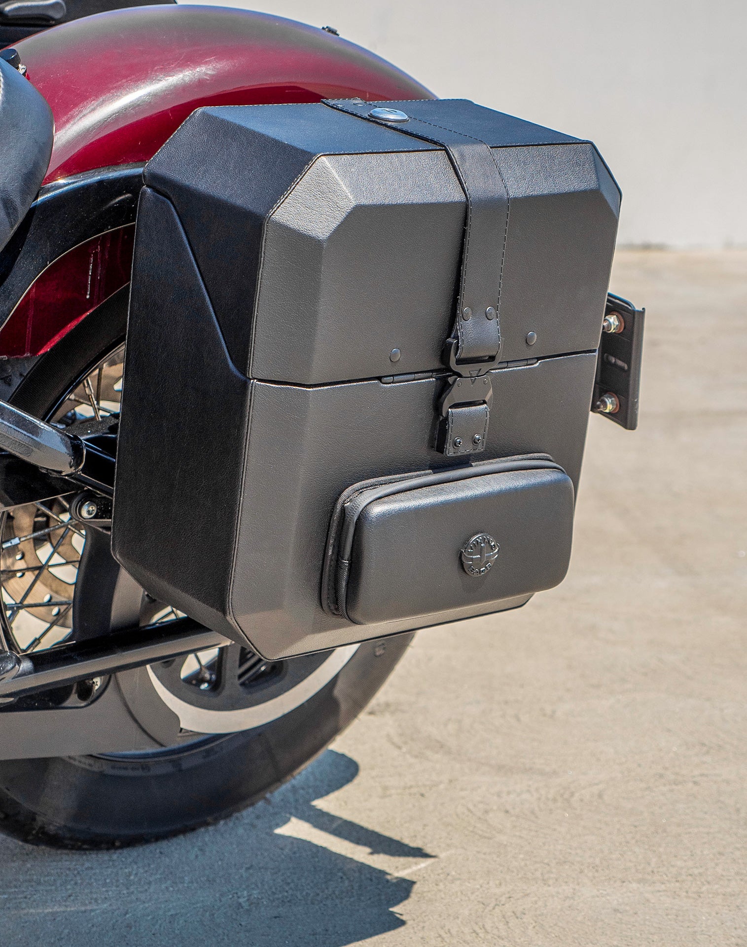 15L - Outlaw Quick Mount Medium Harley Softail Slim FLSL Hard Solo Saddlebag (Left Only) v3