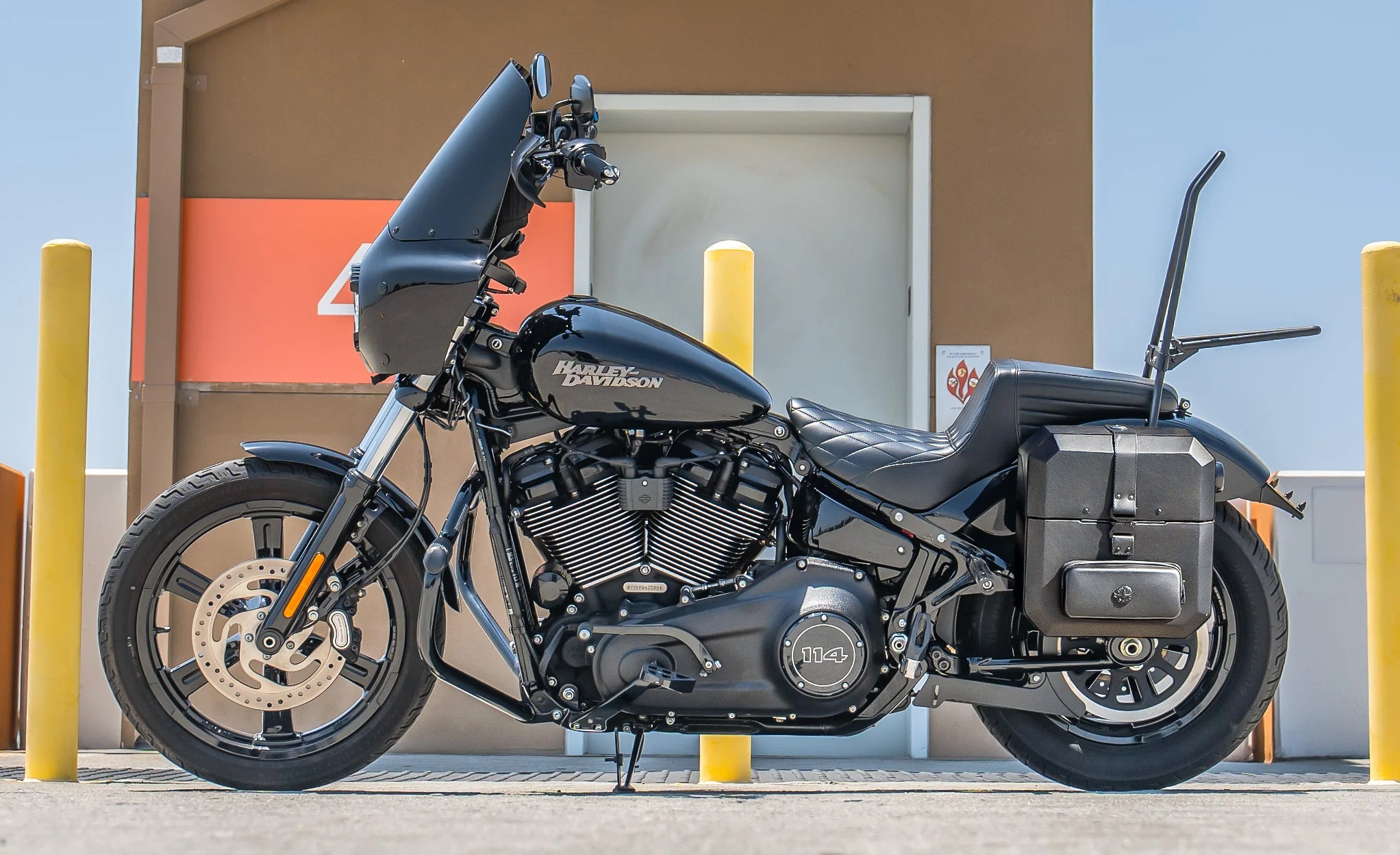 15L - Outlaw Quick Mount Medium Harley Softail Street Bob Hard Solo Saddlebag (Left Only) @expand