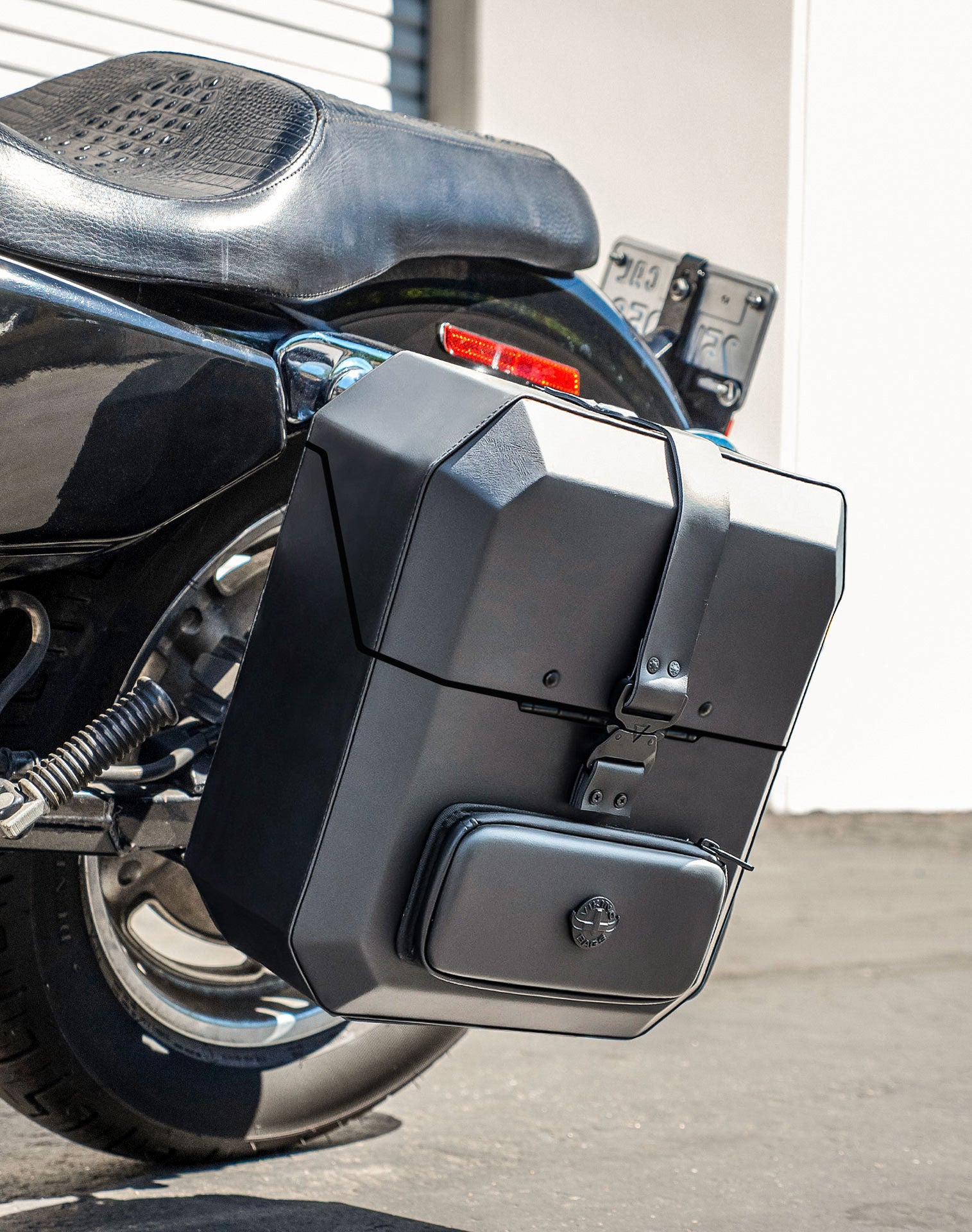 15L - Outlaw Quick Mount Medium Harley Sportster 1200 Custom XL1200C Hard Solo Saddlebag (Left Only) v2