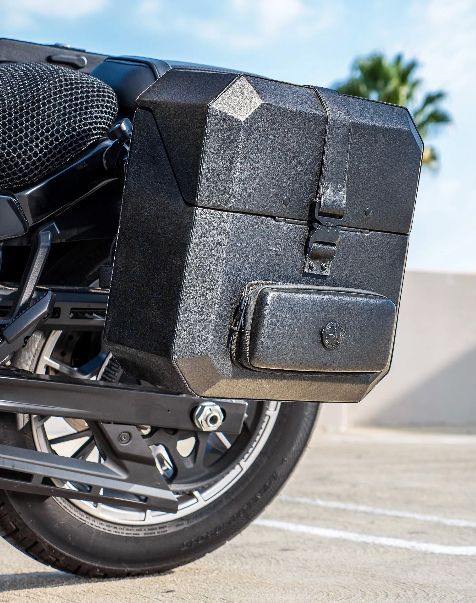 15L - Outlaw Quick Mount Medium Harley Sportster Nightster RH975/S Hard Solo Saddlebag (Left Only) v3