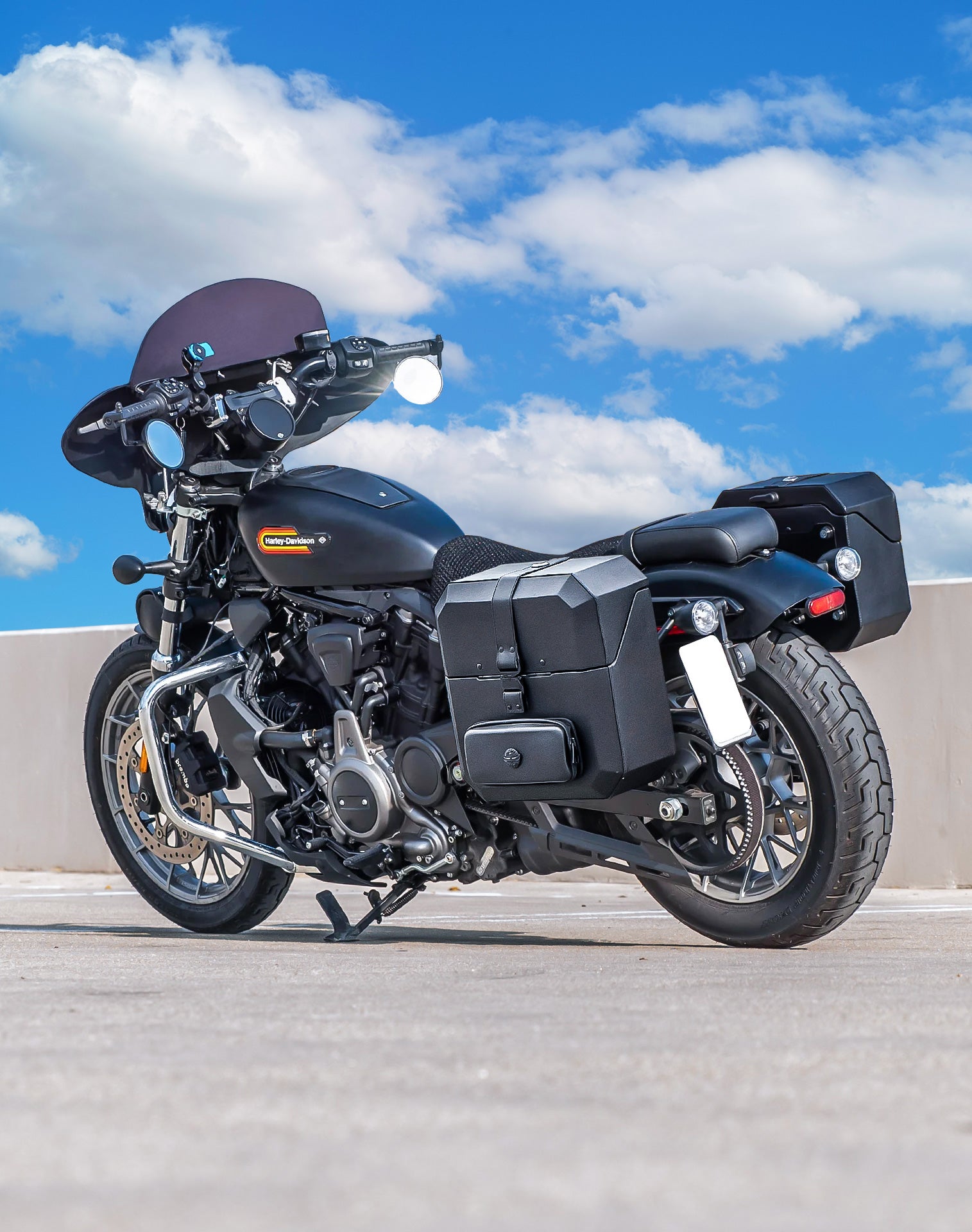 15L - Outlaw Quick Mount Medium Harley Sportster Nightster RH975/S Hard Solo Saddlebag (Left Only) v1