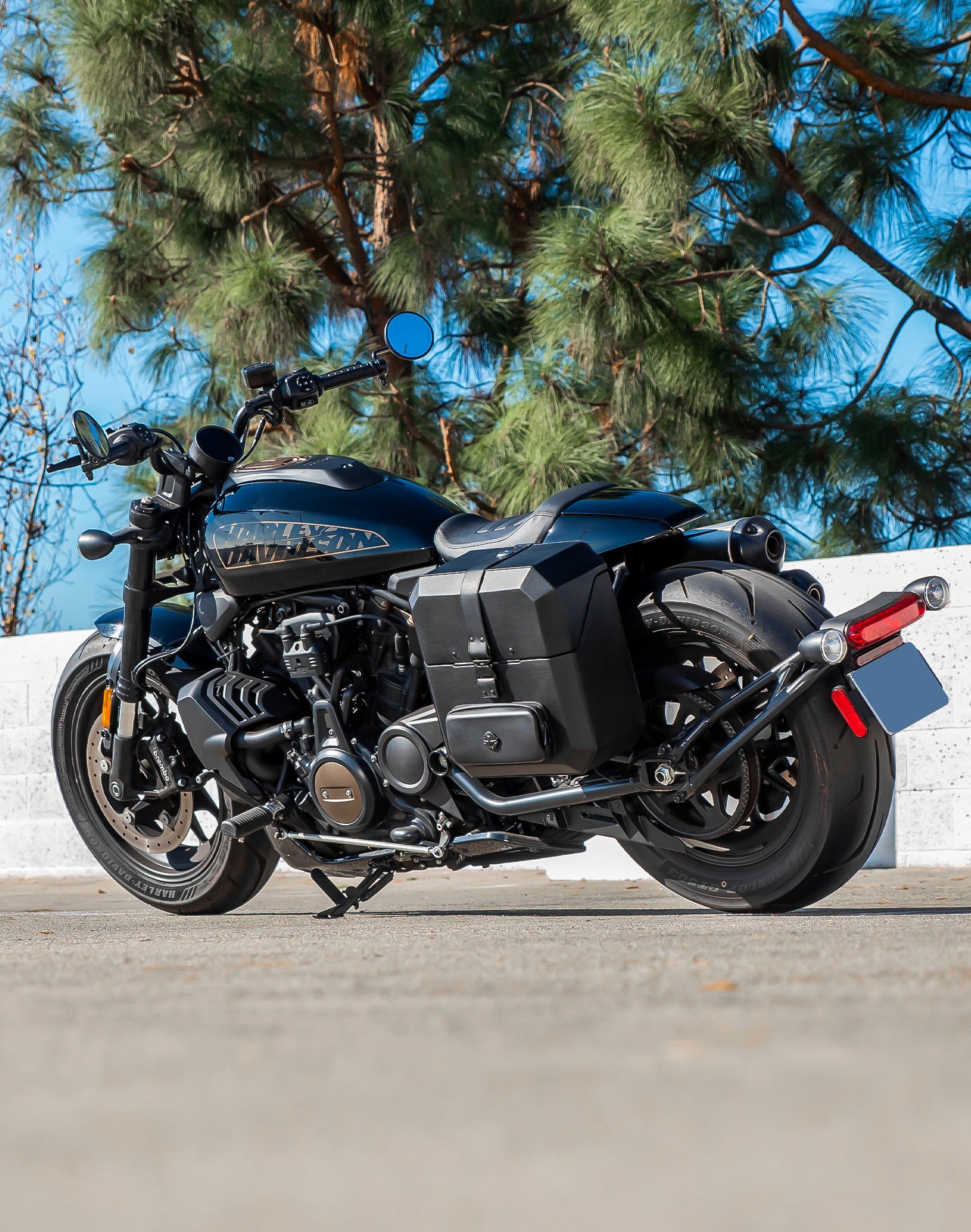 15L - Outlaw Quick Mount Medium Harley Sportster S (RH1250S) Hard Solo Saddlebag (Left Only) v1