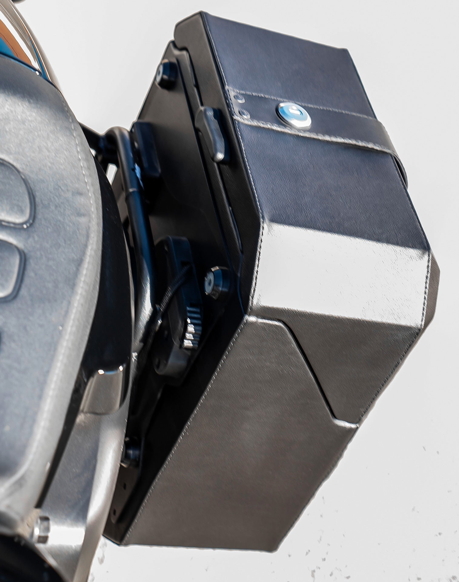 15L - Outlaw Quick Mount Medium Harley Sportster S (RH1250S) Hard Solo Saddlebag (Left Only) v3