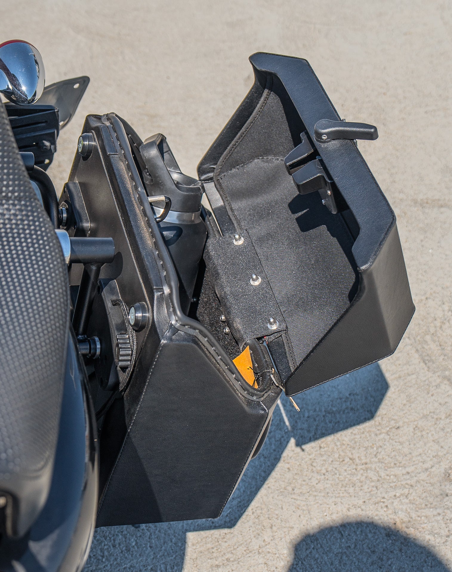 15L - Outlaw Quick Mount Medium Harley Sportster Seventy Two 72 Hard Solo Saddlebag (Left Only) v4