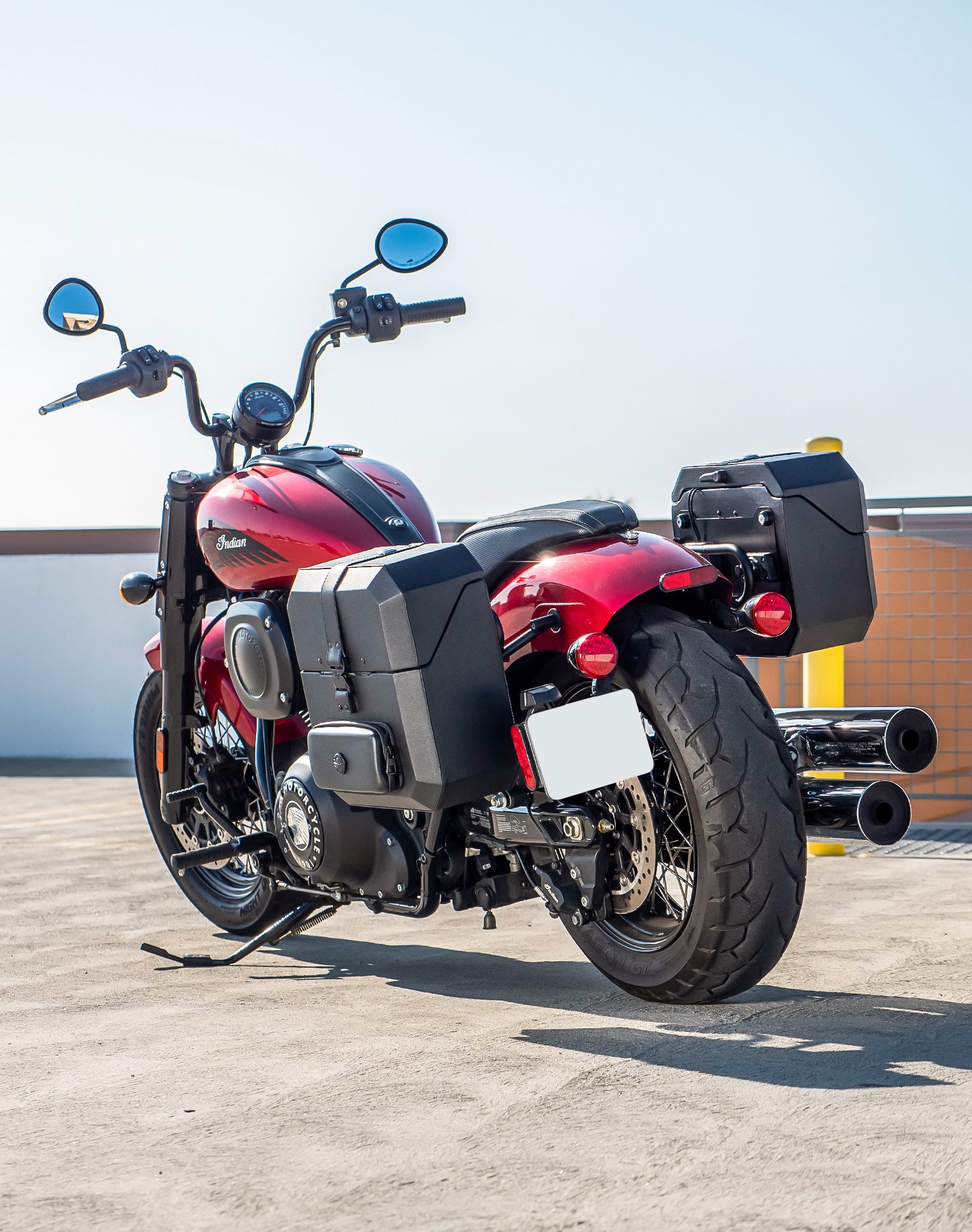 15L - Outlaw Quick-Mount Medium Indian Super Chief Limited Hard Solo Saddlebag (Left Only) Life Style