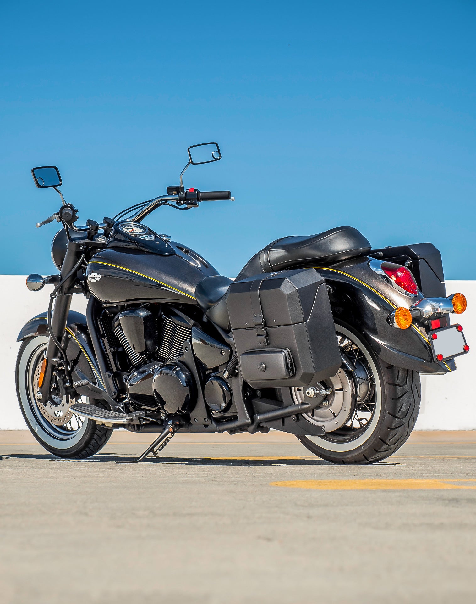 15L - Outlaw Quick Mount Medium Kawasaki Vulcan 900 Classic VN900 Hard Solo Saddlebag (Left Only) v1