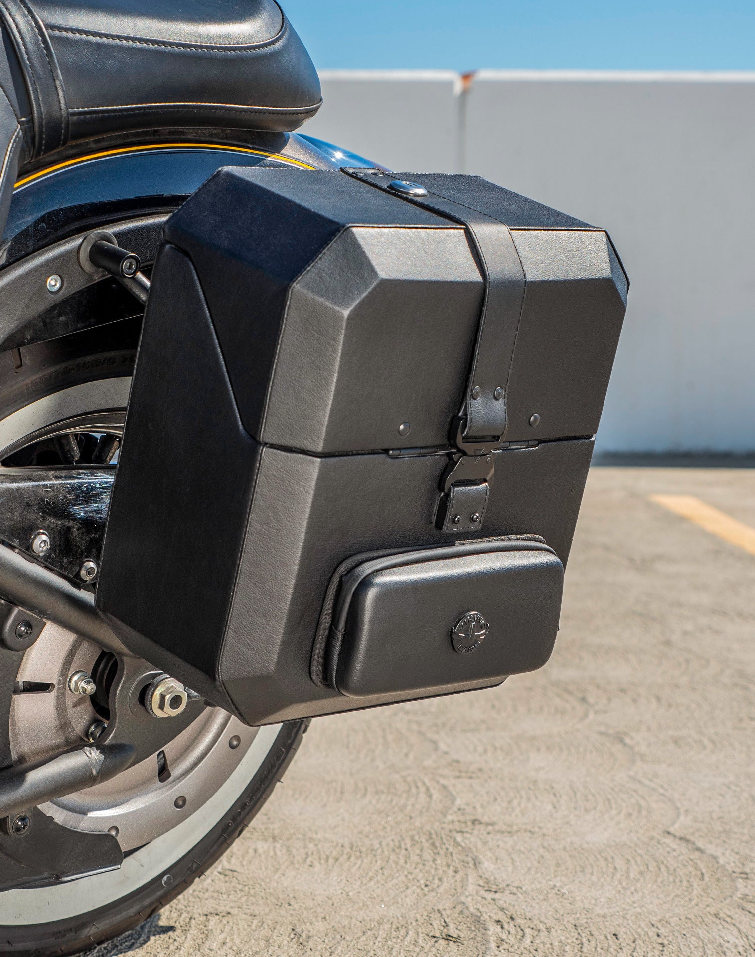 15L - Outlaw Quick Mount Medium Kawasaki Vulcan 900 Classic VN900 Hard Solo Saddlebag (Left Only) v3