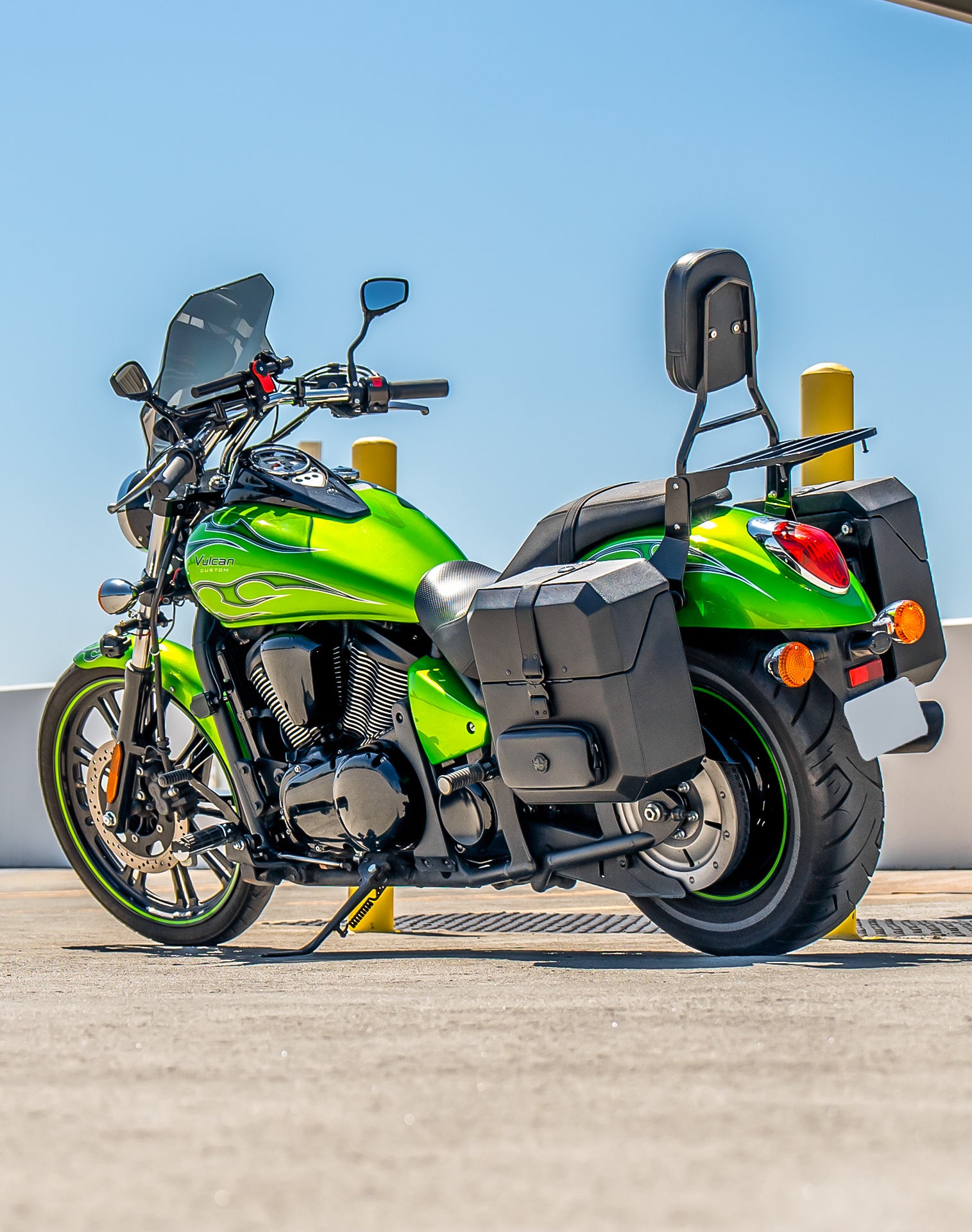 15L - Outlaw Quick Mount Medium Kawasaki Vulcan 900 Custom Hard Solo Saddlebag (Left Only) v1