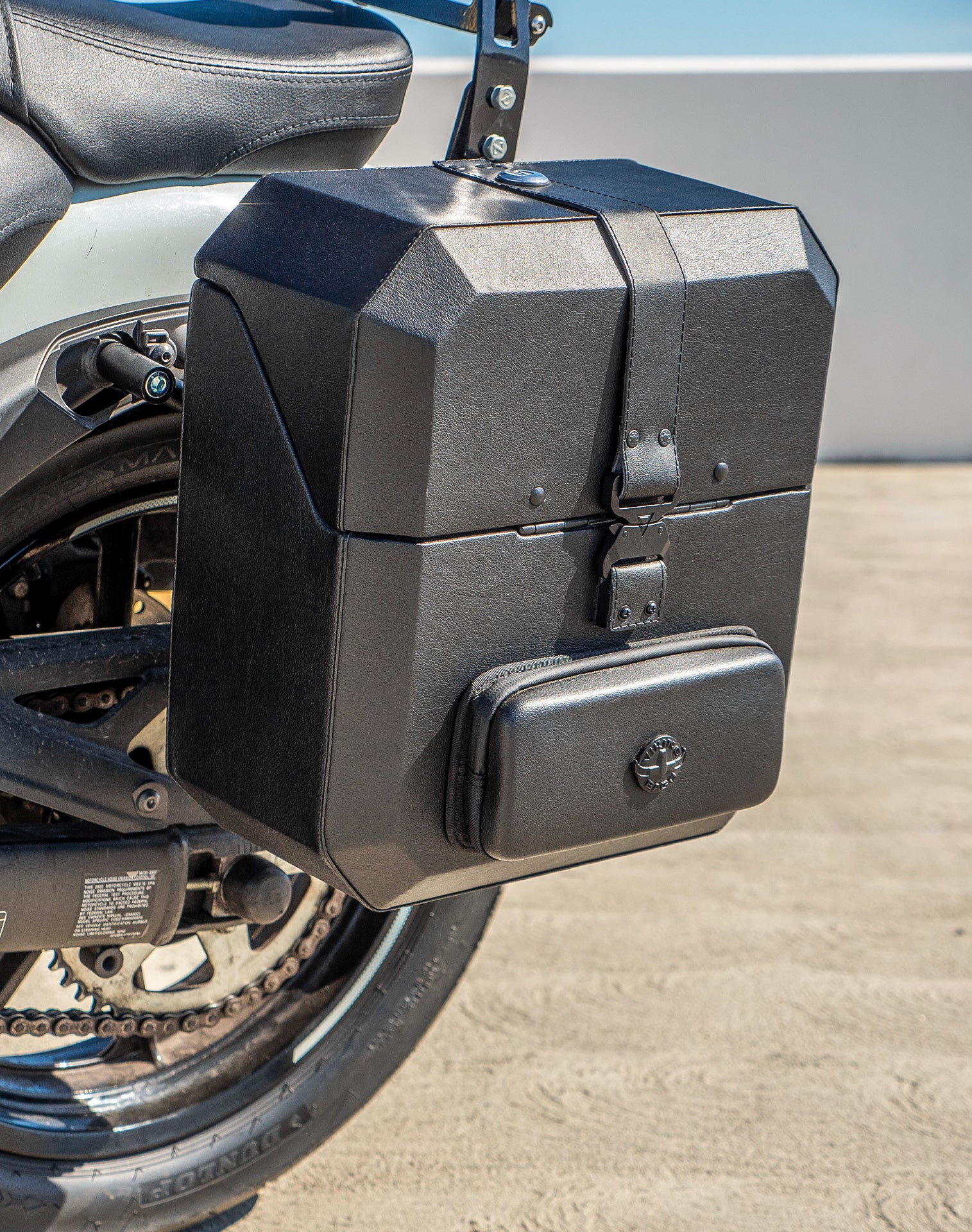 15L - Outlaw Quick Mount Medium Kawasaki Vulcan S Hard Solo Saddlebag (Left Only) v3