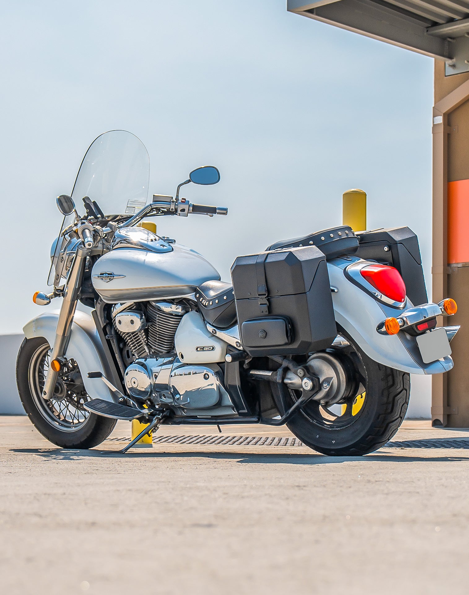 15L - Outlaw Quick Mount Medium Suzuki Boulevard C50 VL800 Hard Solo Saddlebag (Left Only) v1