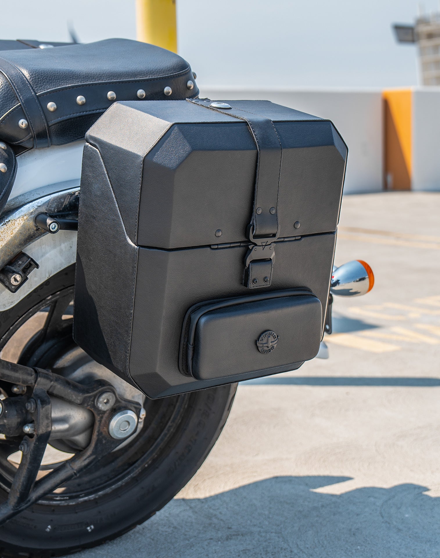 15L - Outlaw Quick Mount Medium Suzuki Boulevard C50 VL800 Hard Solo Saddlebag (Left Only) v3