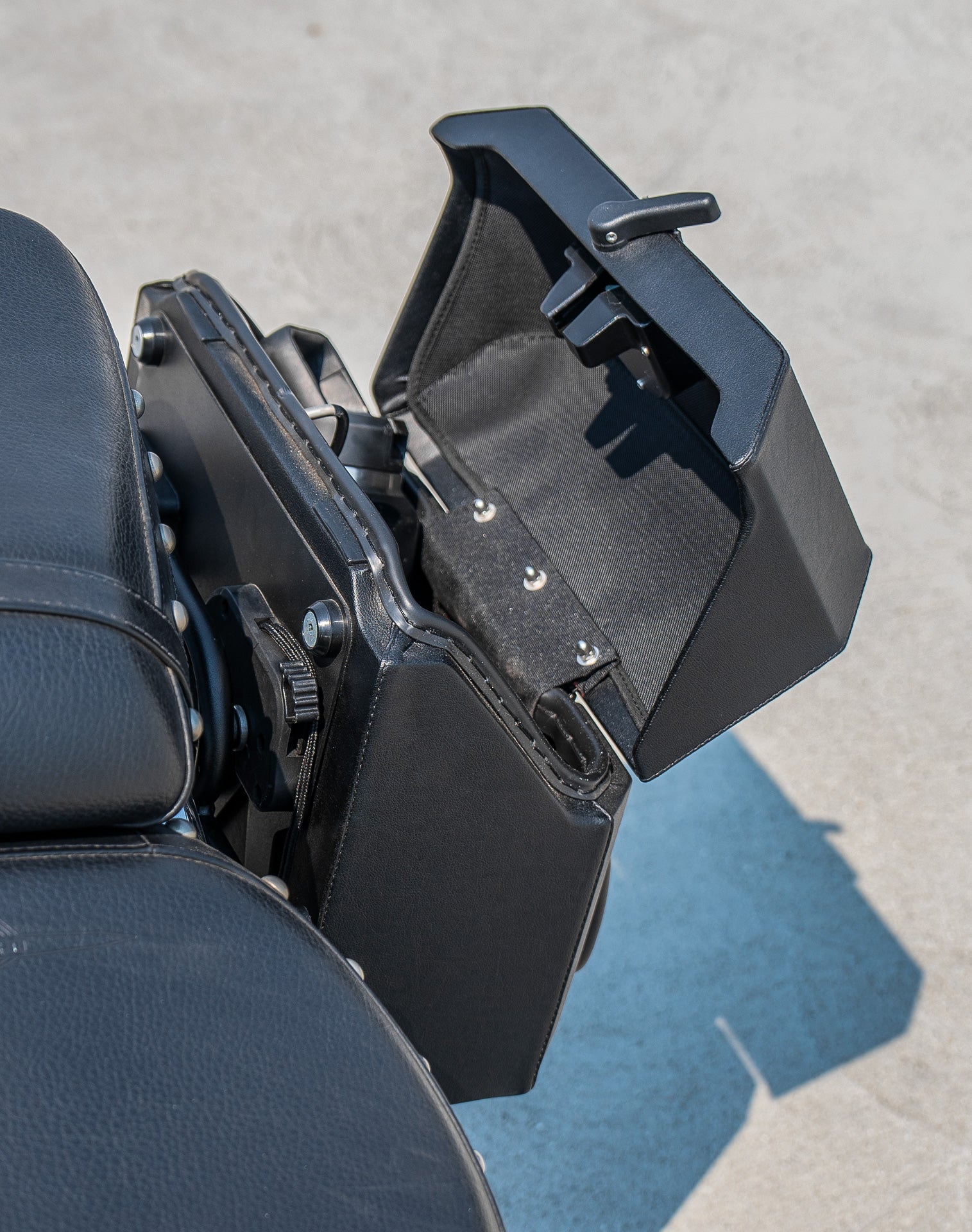 15L - Outlaw Quick Mount Medium Suzuki Boulevard C50 VL800 Hard Solo Saddlebag (Left Only) v4