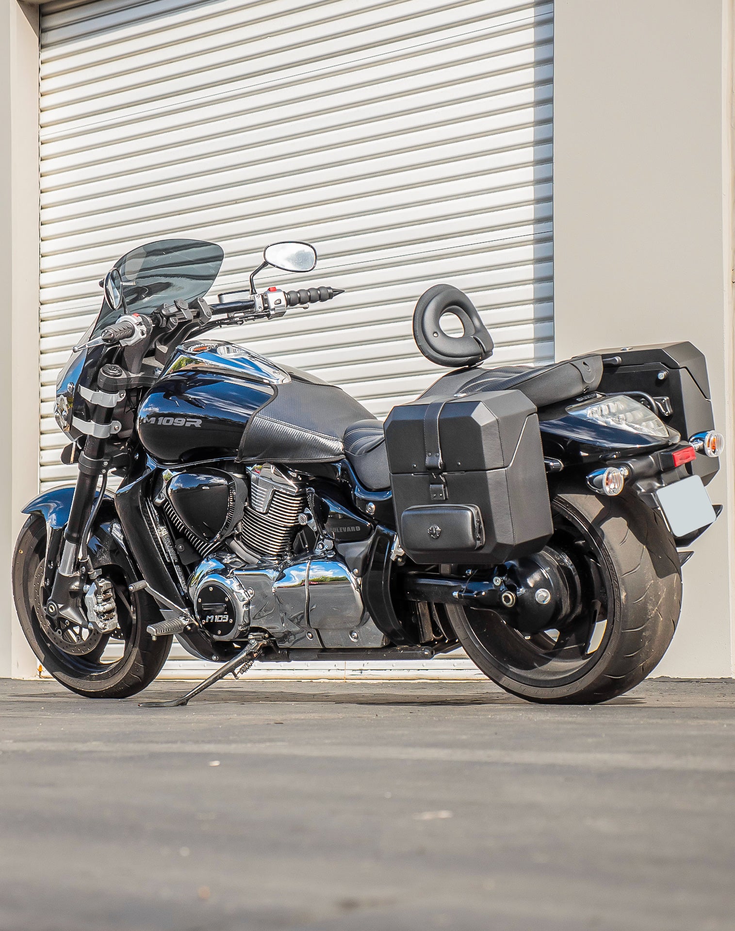 15L - Outlaw Quick-Mount Medium Suzuki Boulevard M109 VZR1800 Hard Solo Saddlebag (Left Only) v1