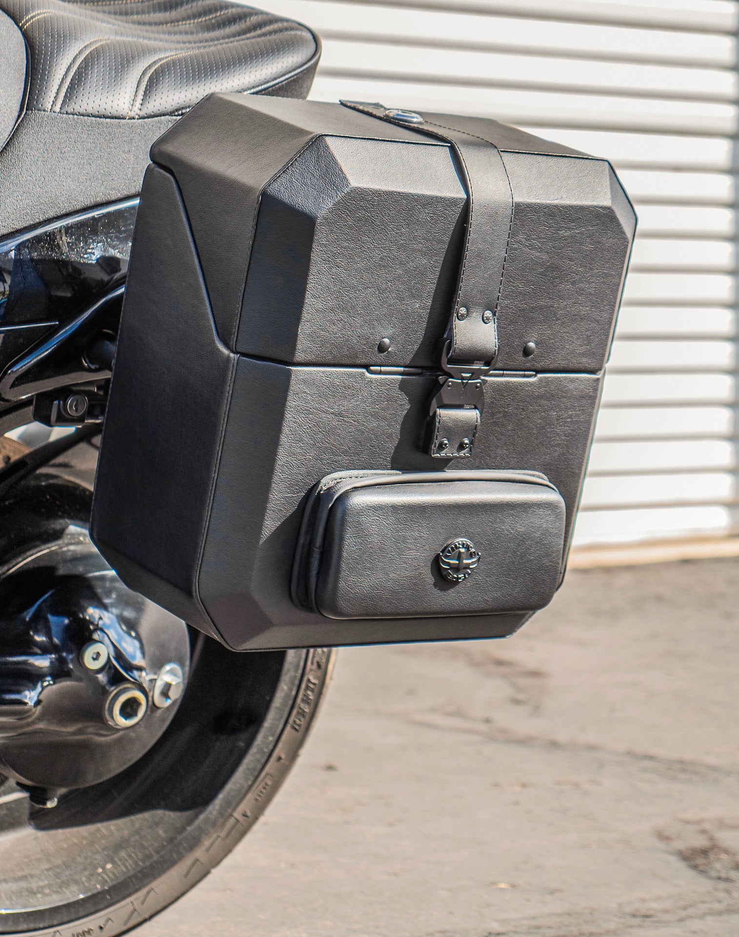 15L - Outlaw Quick-Mount Medium Suzuki Boulevard M109 VZR1800 Hard Solo Saddlebag (Left Only) v2