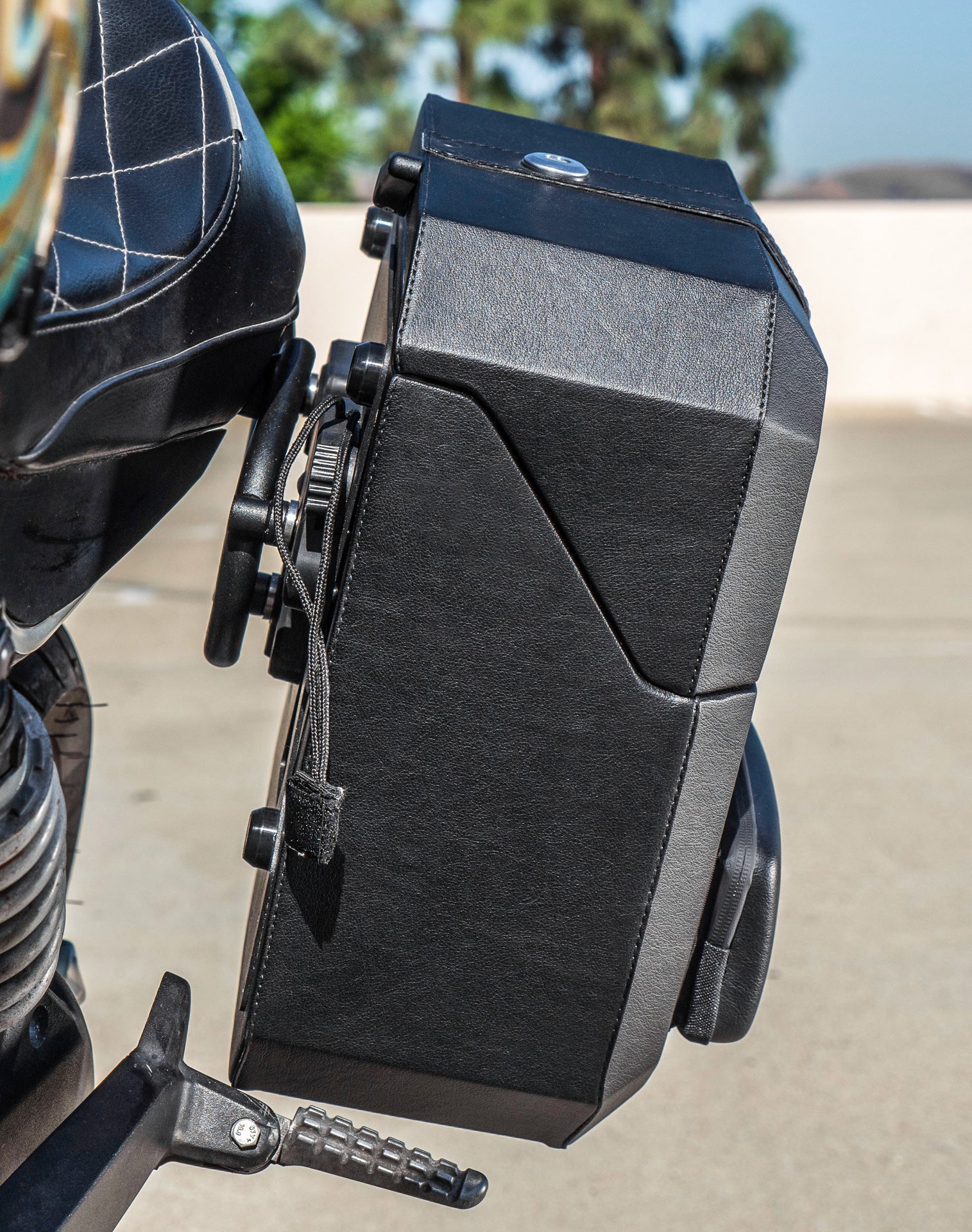 15L - Outlaw Quick Mount Medium Triumph Scrambler 1200 Hard Solo Saddlebag (Left Only) v3