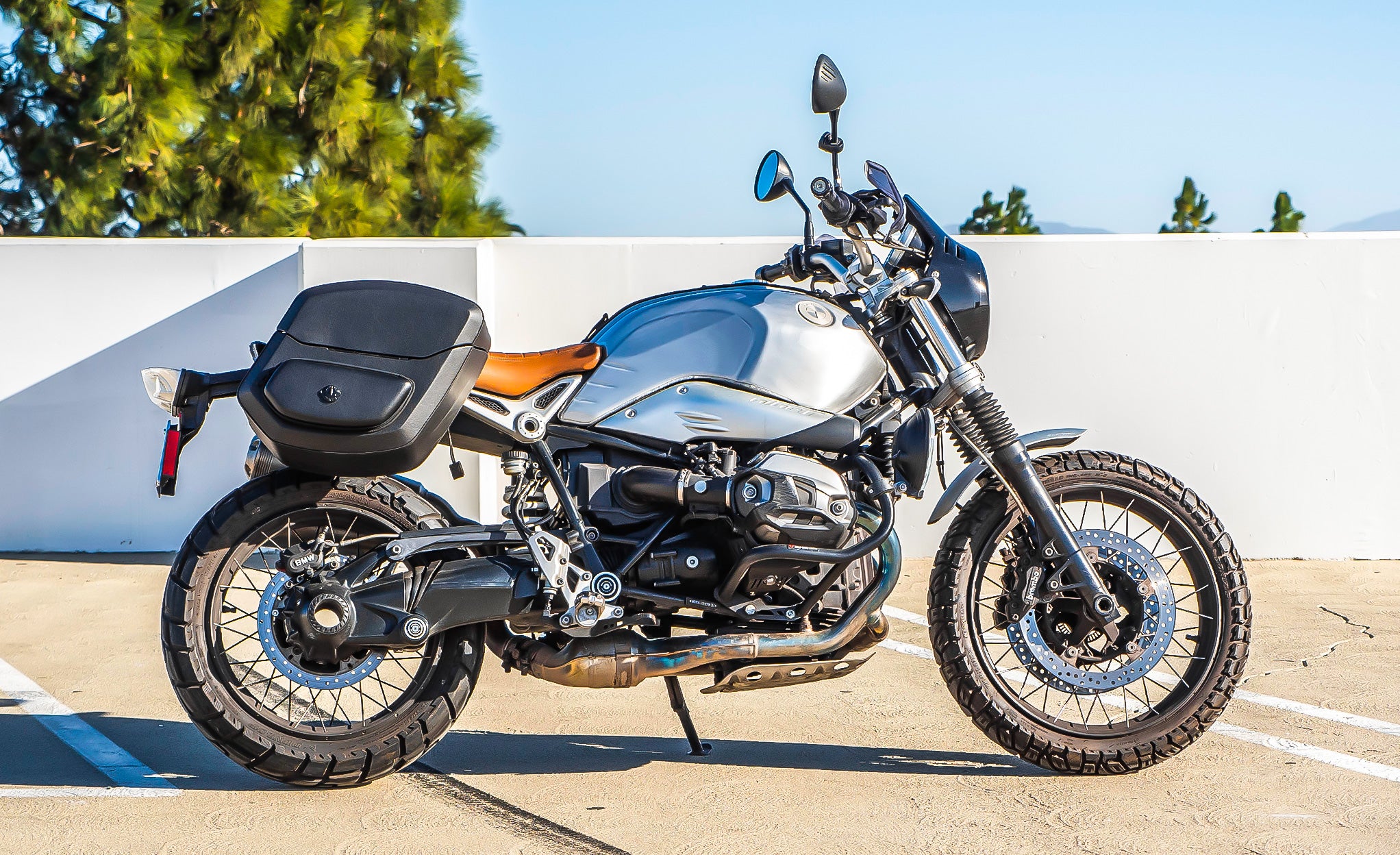 12L - Ironclad Quick-Mount Medium BMW R nineT Hard Solo Saddlebag (Right Only) @expand