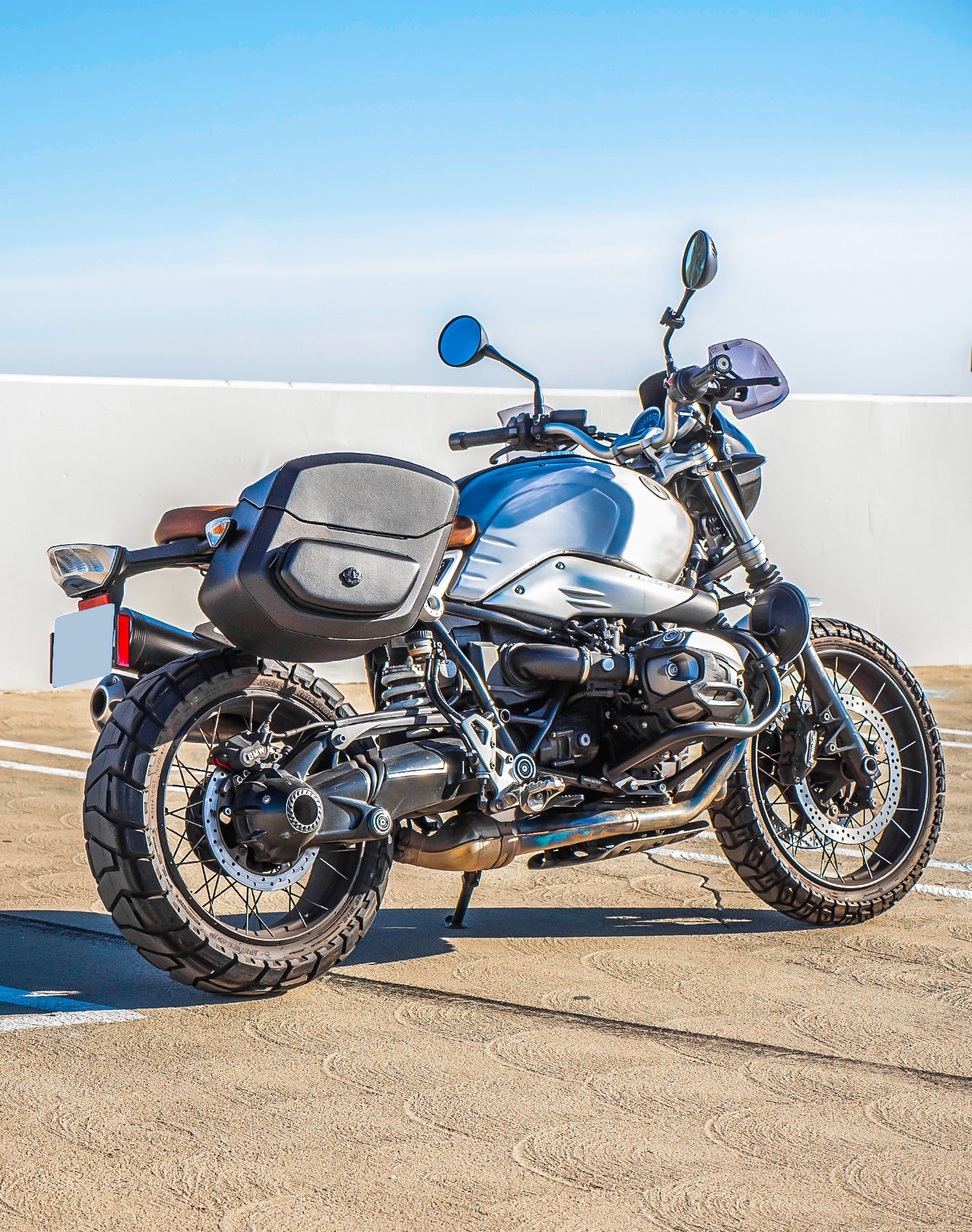 12L - Ironclad Quick-Mount Medium BMW R nineT Hard Solo Saddlebag (Right Only) v1