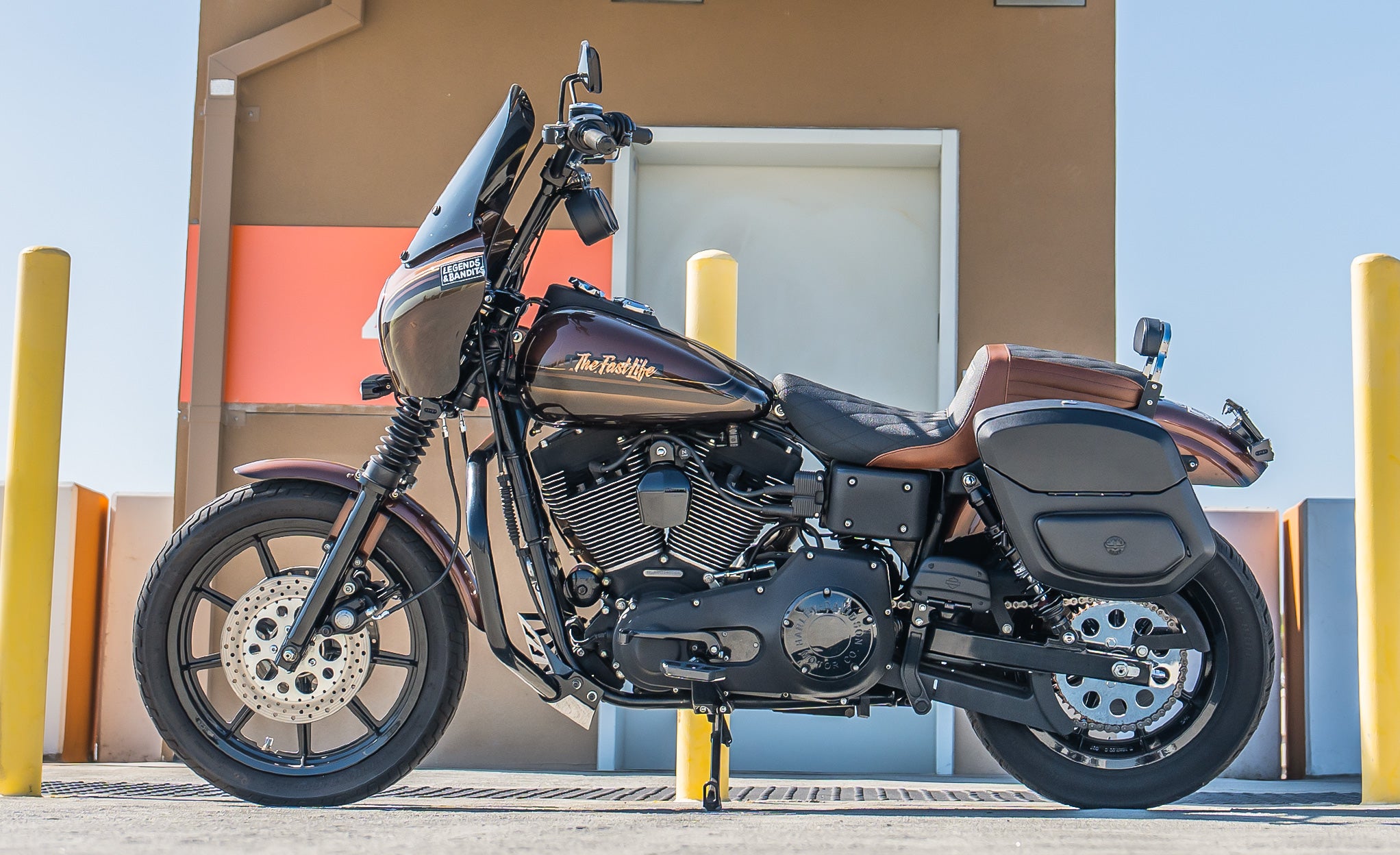 12L - Ironclad Quick Mount Medium Harley Dyna Super Glide FXD Hard Solo Saddlebag (Left Only) Lifestyle @expand