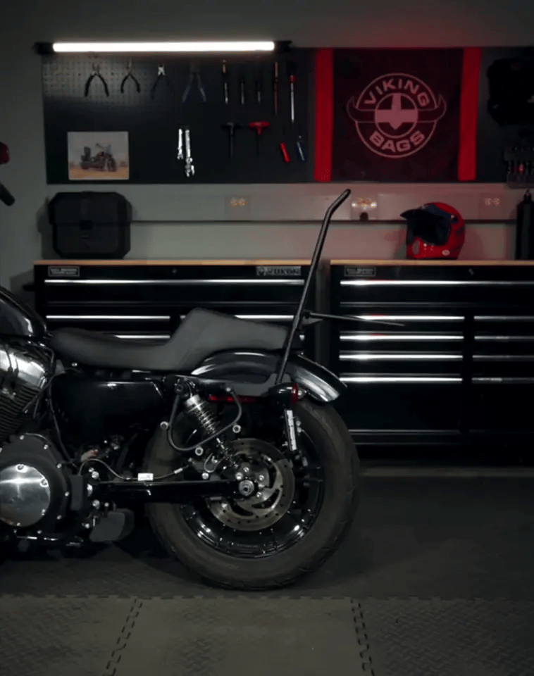 20L - Ironclad Quick Mount Medium Harley Sportster 883 Iron XL883N Hard Solo Saddlebag (Left Only) GIF
