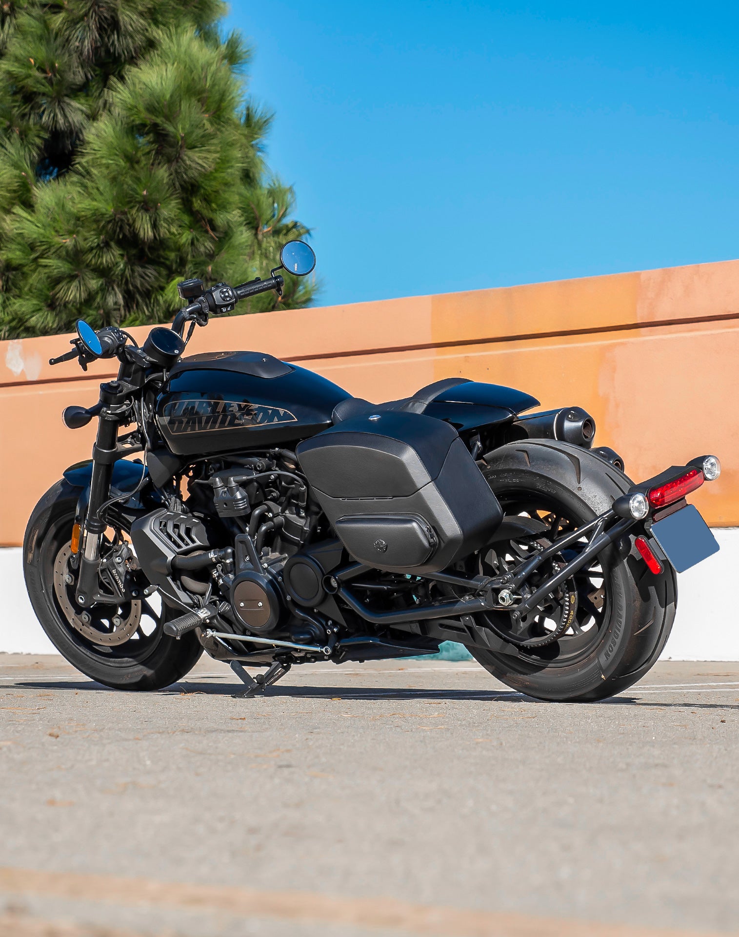 20L - Ironclad Quick Mount Medium Harley Sportster S (RH1250S) Hard Solo Saddlebag (Left Only) v1