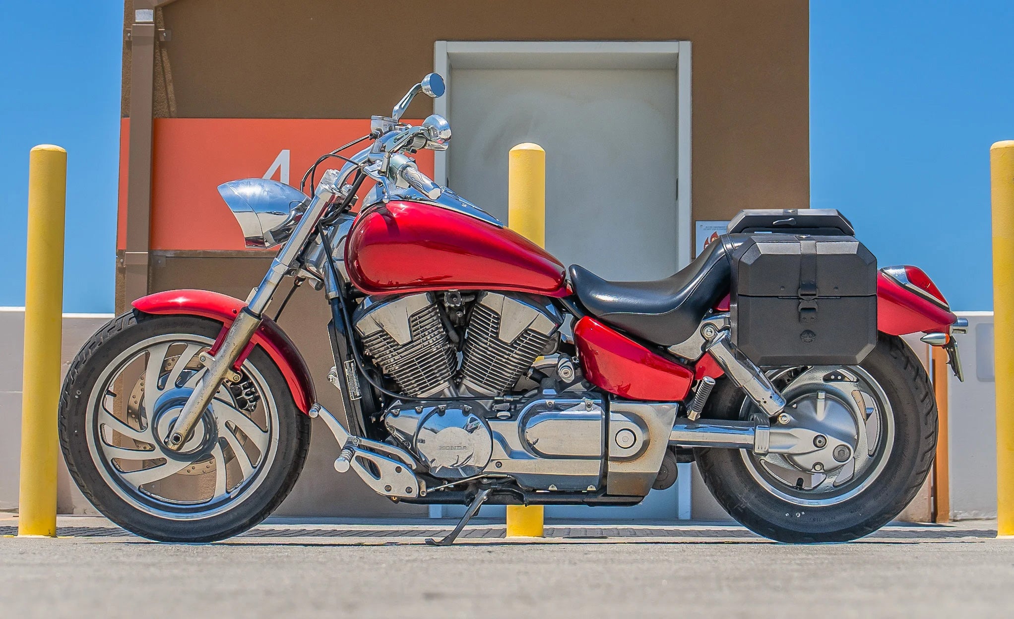 20L - Outlaw Quick-Mount Small Honda VTX 1300 C Leather Wrapped Hard Saddlebags Life Style Photo @expand