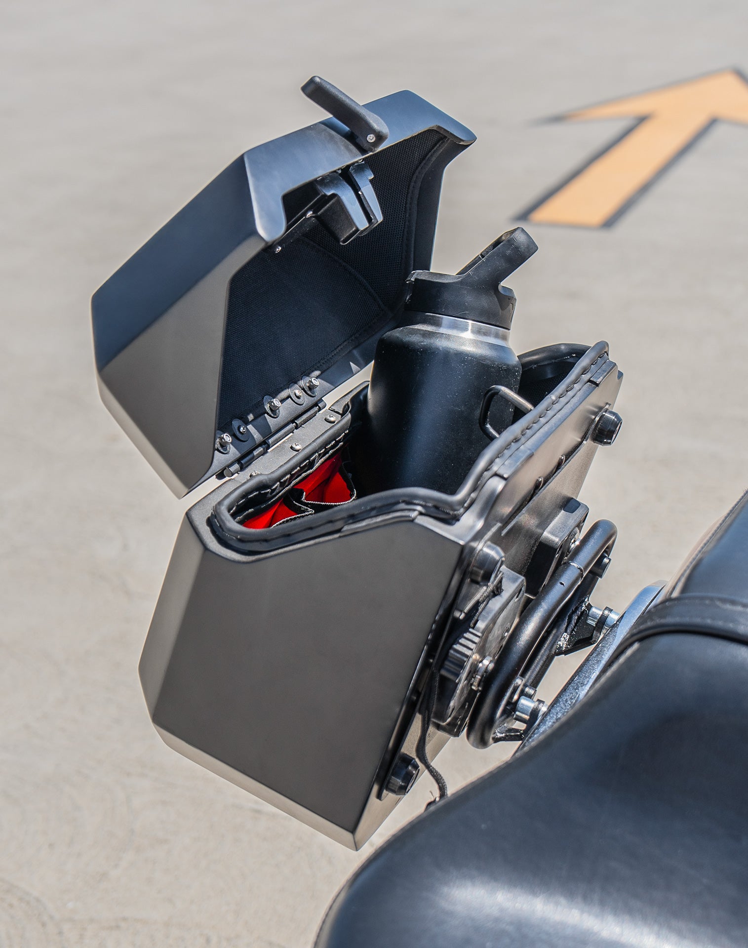 20L - Outlaw Quick-Mount Small Honda VTX 1300 C Matte Hard Saddlebags Life Style 4