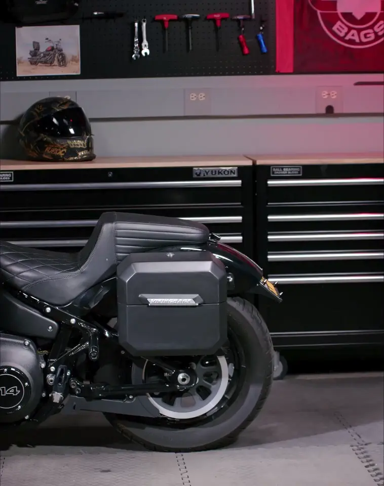 20L - Outlaw Quick-Mount Small Honda VTX 1300 C Matte Hard Saddlebags GIF