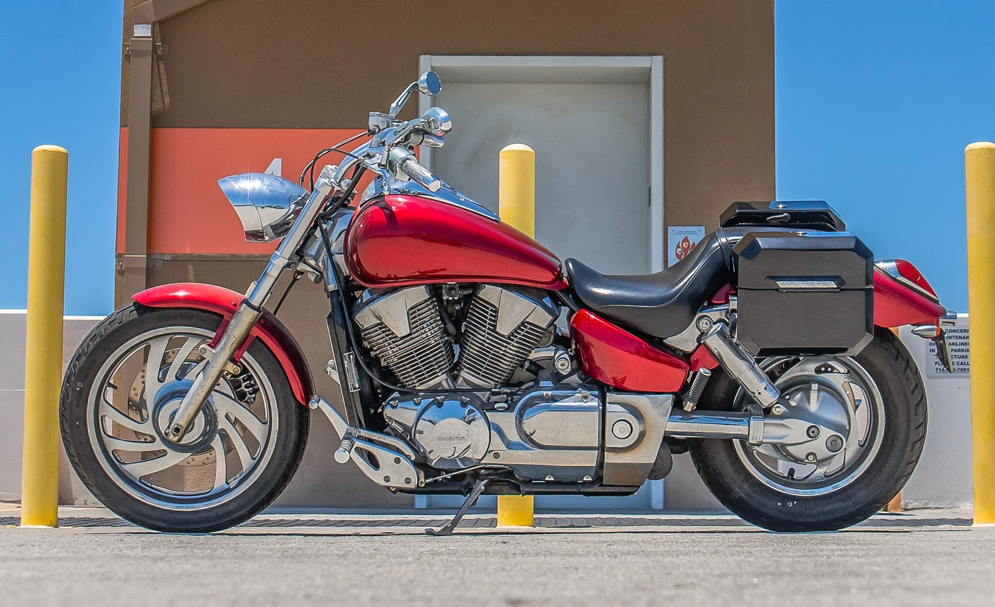 20L - Outlaw Quick-Mount Small Honda VTX 1300 C Painted Hard Saddlebags Life Style Photo @expand