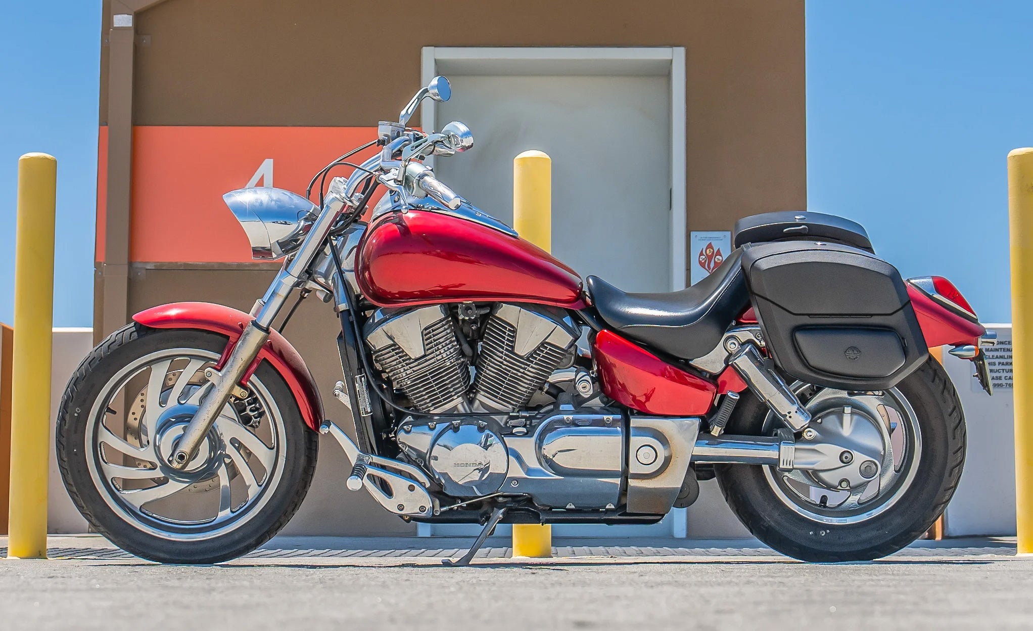 24L - Ironclad Quick-Mount Medium Honda VTX 1300 C Leather Wrapped Hard Saddlebags Life Style Photo @expand