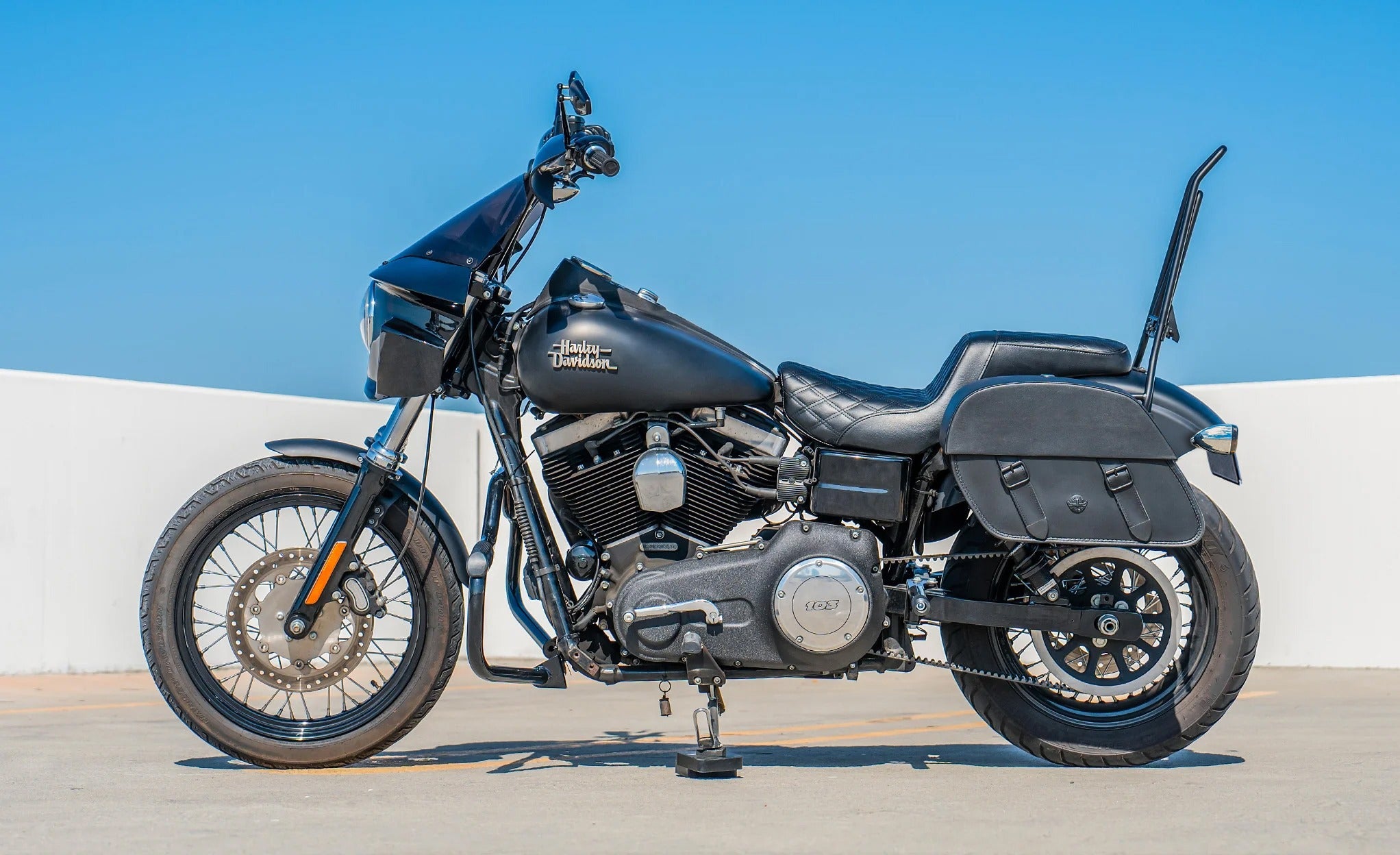 32L - Baelor Large Hard Mount Shock Cutout Saddlebags for Harley Dyna Street Bob FXDB/I @expand