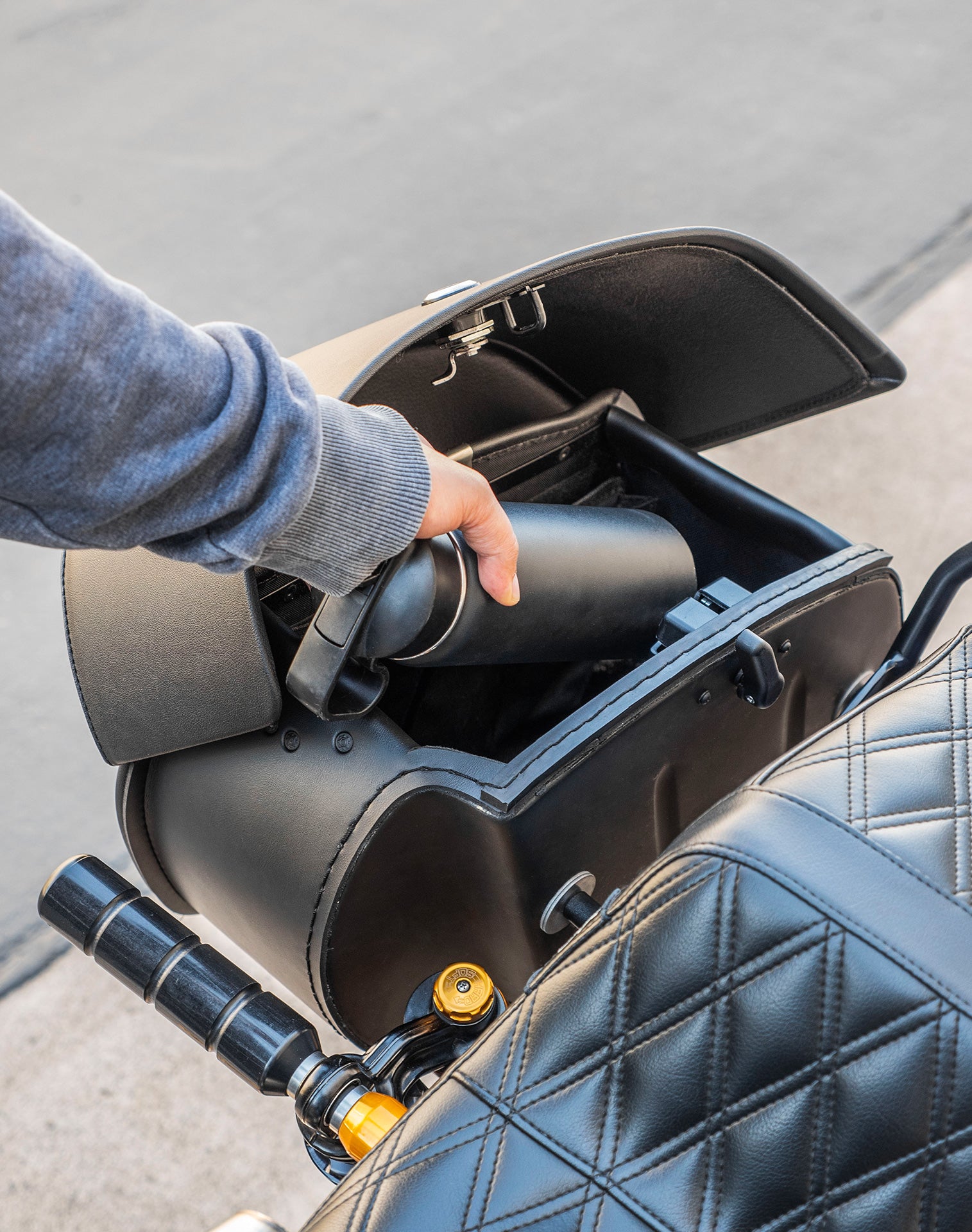 26L - Baelor Large Shock-Cutout Leather Saddlebags for Harley Dyna Super Glide Custom FXDC/I v4