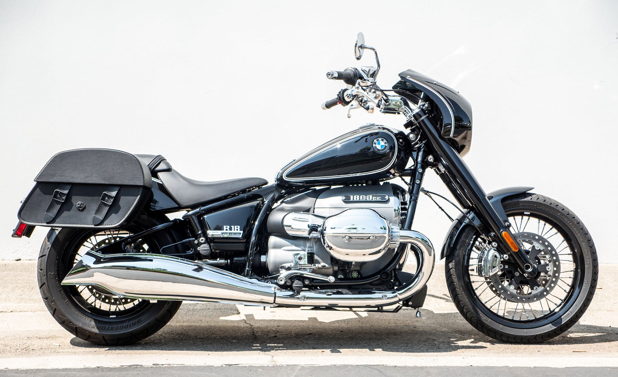 28L - Baelor Medium Quick Mount BMW R18 Solo Motorcycle Saddlebags @expand