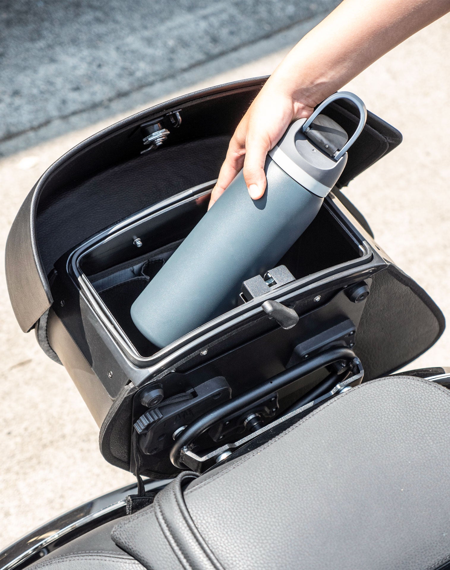 28L - Baelor Medium Quick Mount BMW R18 Solo Motorcycle Saddlebags v4