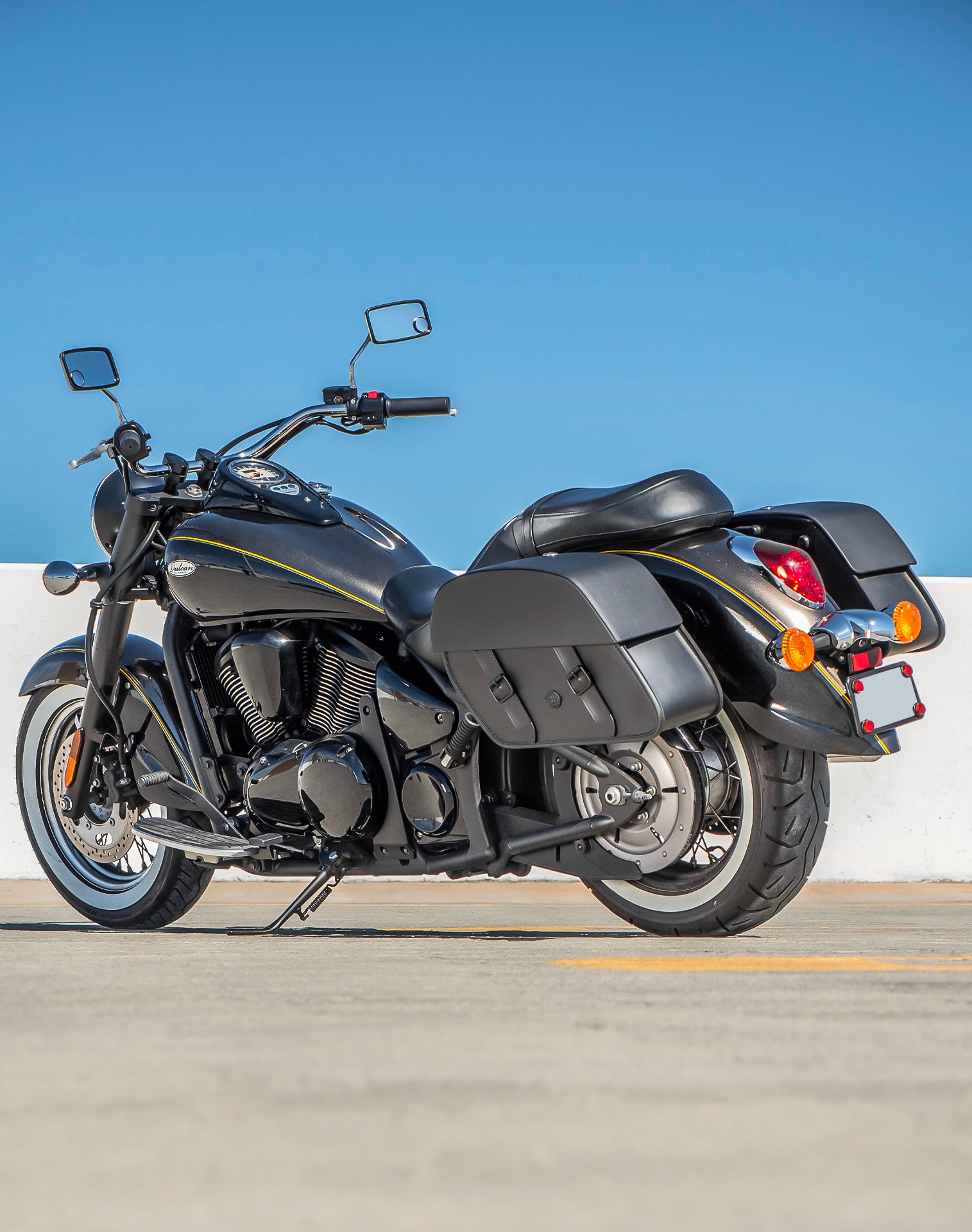 28L - Baelor Medium Quick Mount Kawasaki Vulcan 900 Classic VN900 Motorcycle Saddlebags v1