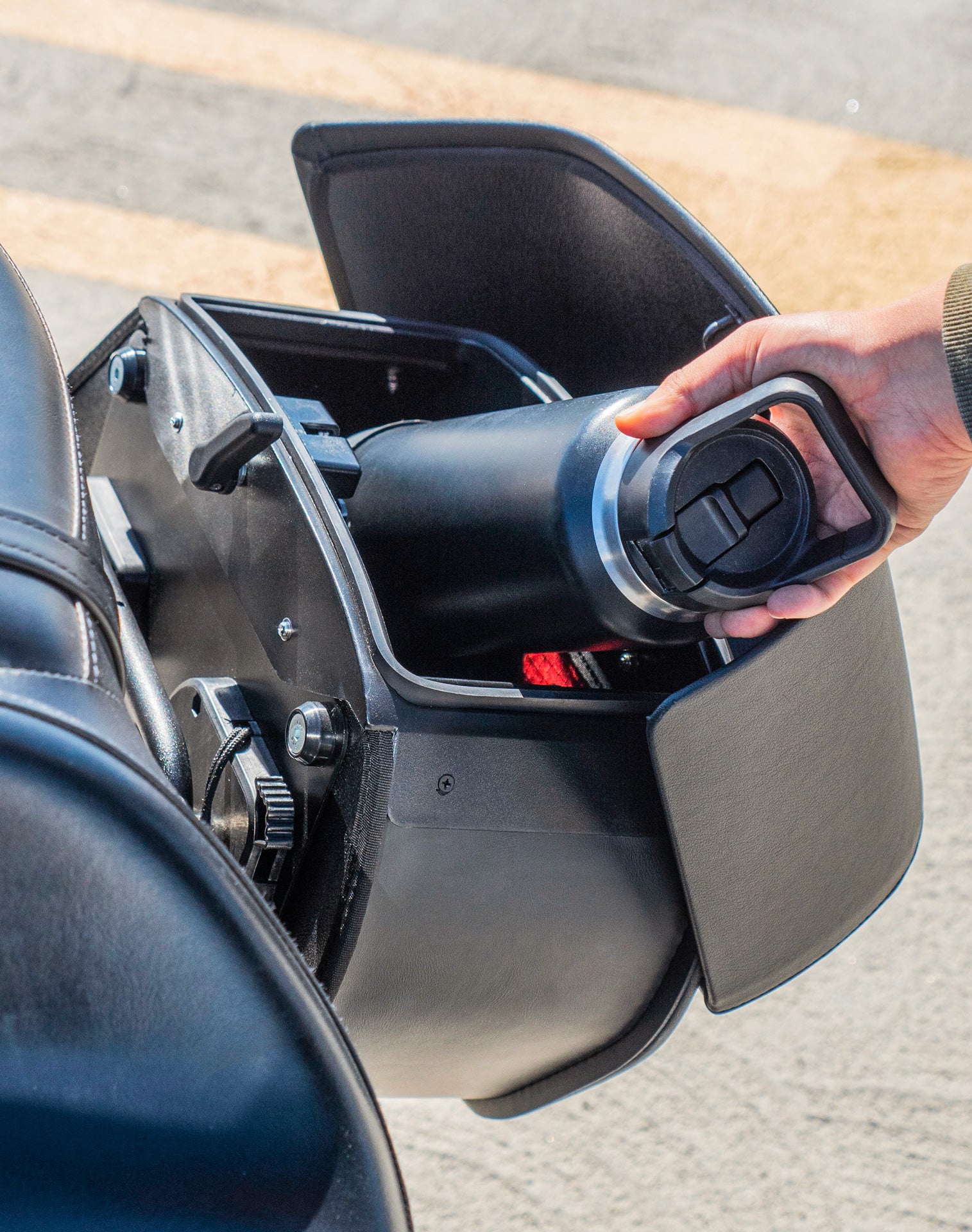 28L - Baelor Medium Quick Mount Kawasaki Vulcan 900 Classic VN900 Motorcycle Saddlebags v4