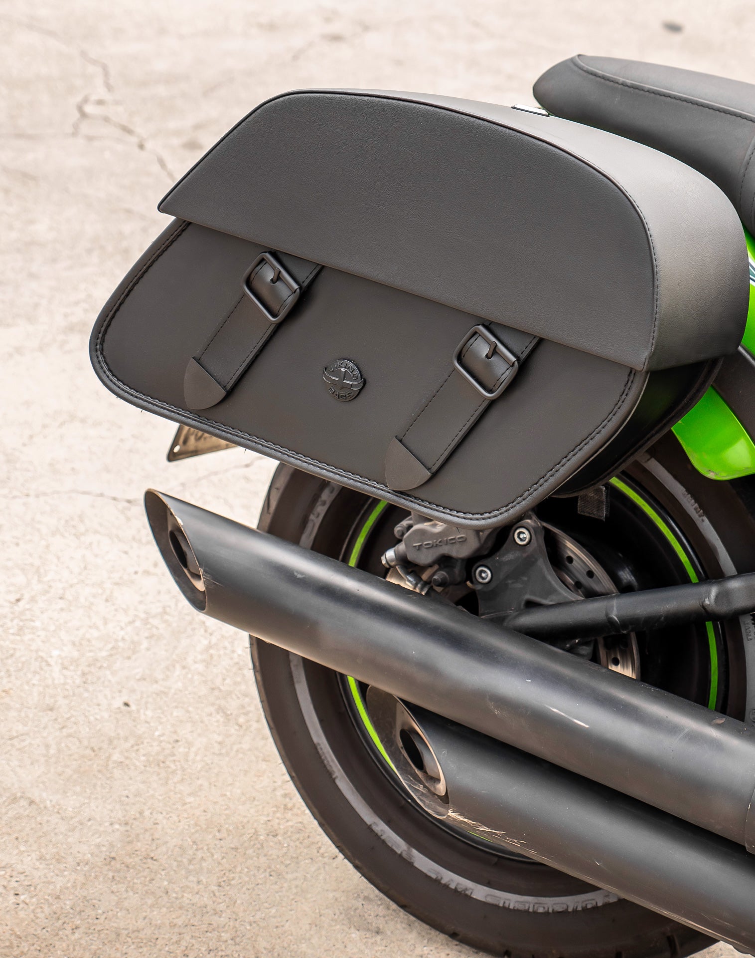 28L - Baelor Medium Quick Mount Kawasaki Vulcan 900 Custom VN900C Motorcycle Saddlebags v3