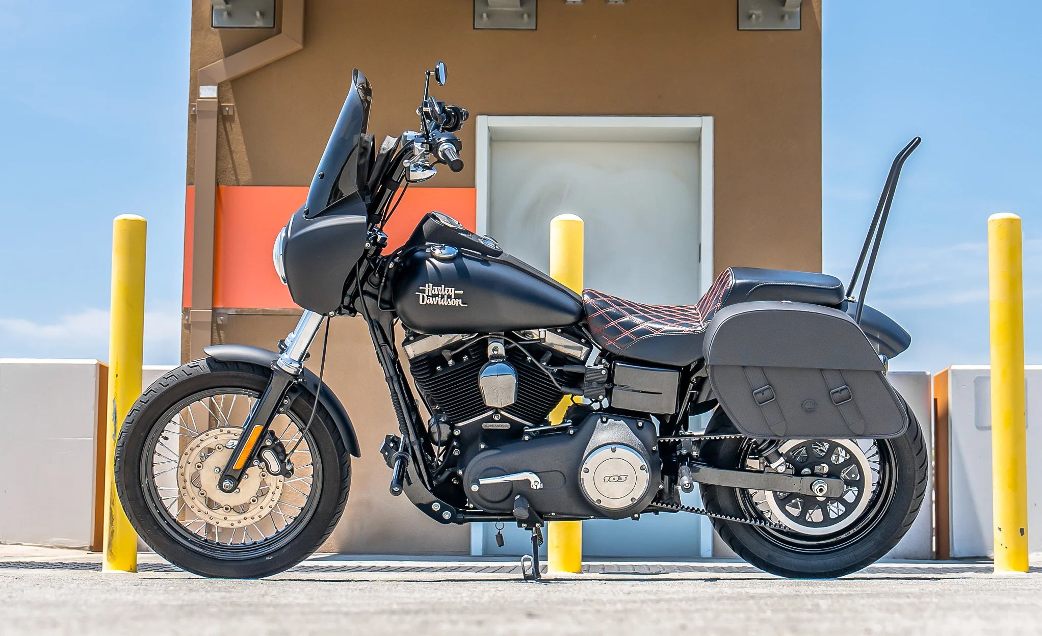 28L - Baelor Medium Quick Mount Motorcycle Saddlebags For Harley Davidson Dyna Street Bob FXDB/I Lifestyle @expand