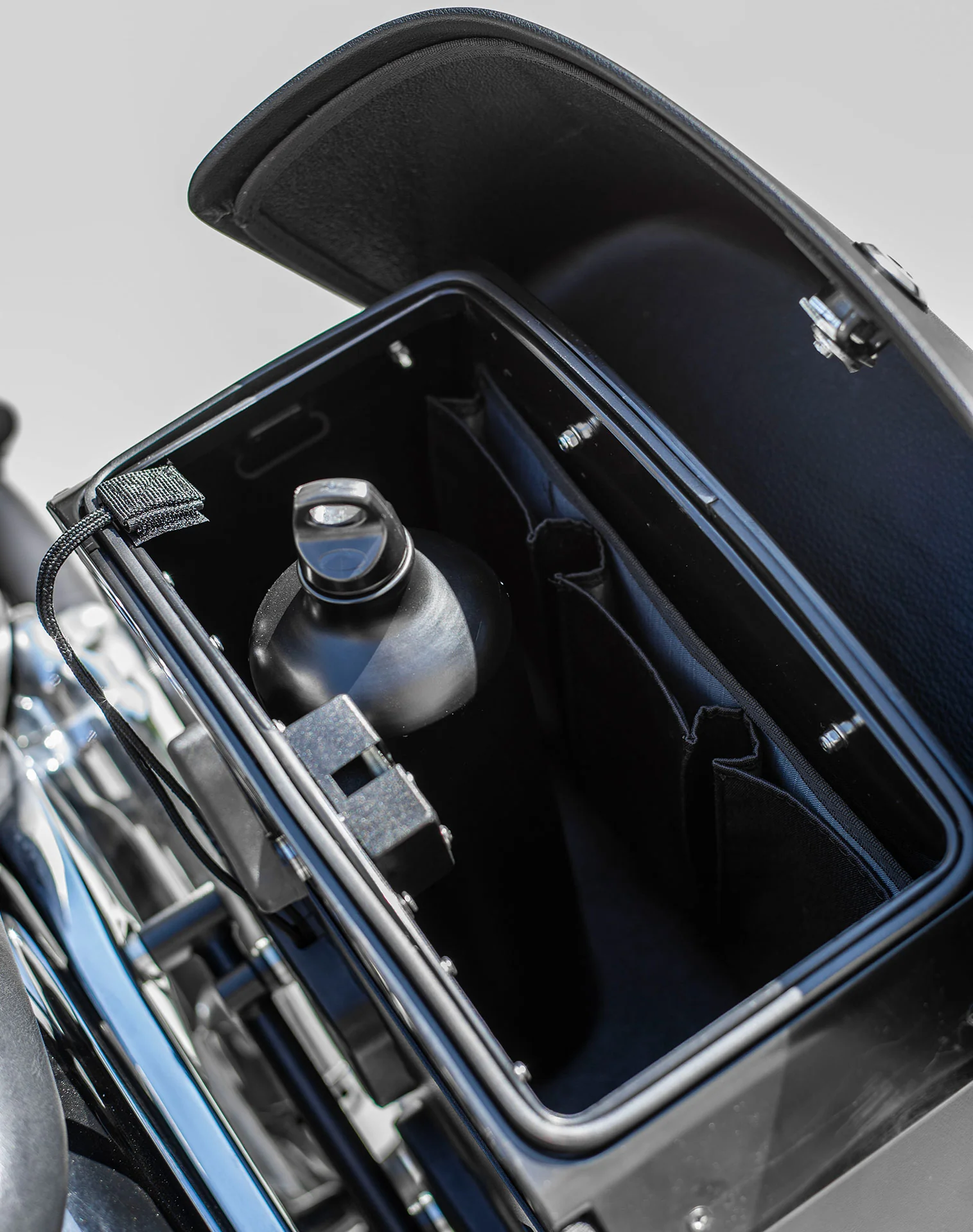 28L - Panzer Medium Quick Mount Leather Saddlebags For Harley Davidson Dyna Fat Bob FXDF/SE v3