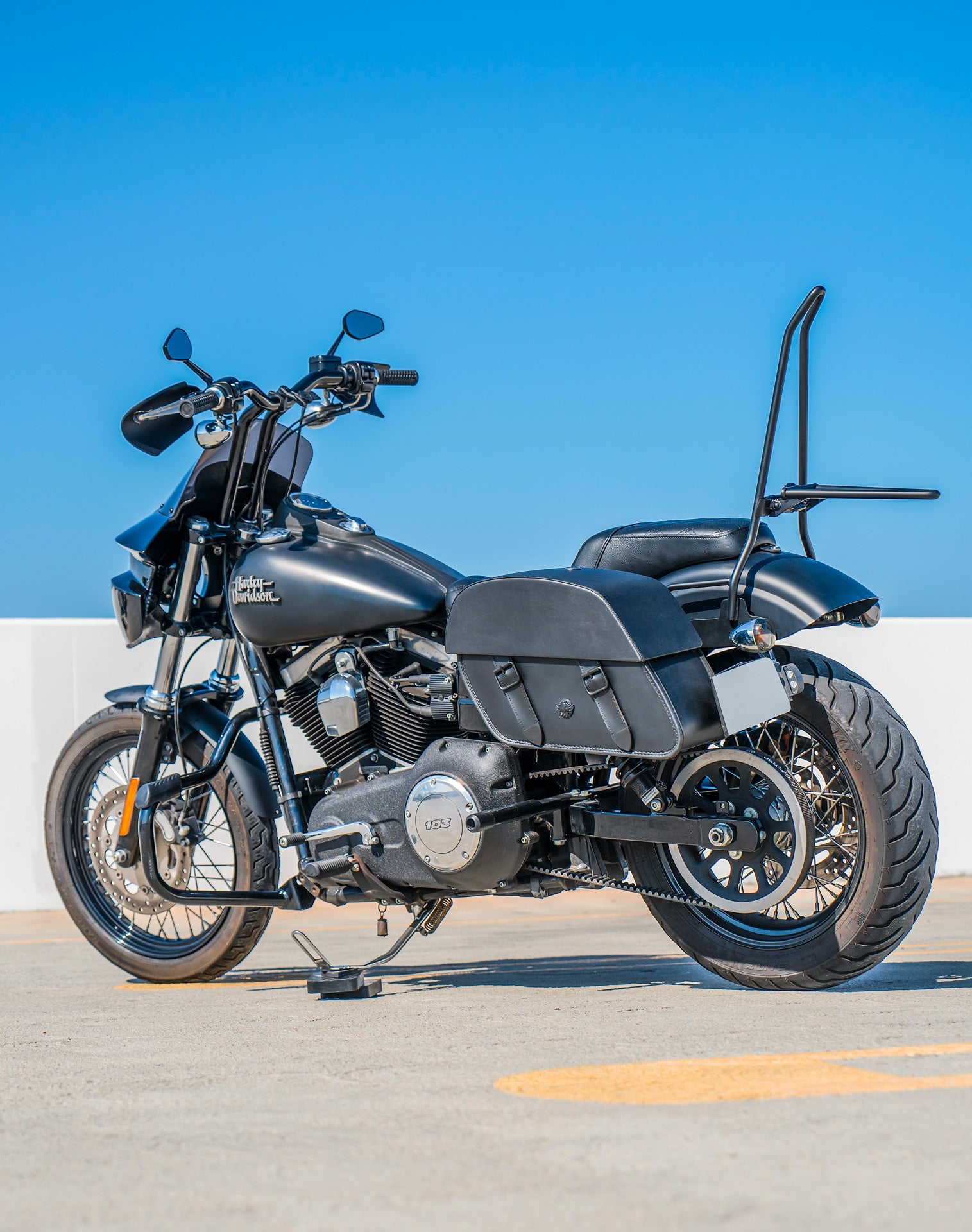 28L - Baelor Medium Quick Mount Motorcycle Saddlebags For Harley Davidson Dyna Street Bob FXDB/I Lifestyle