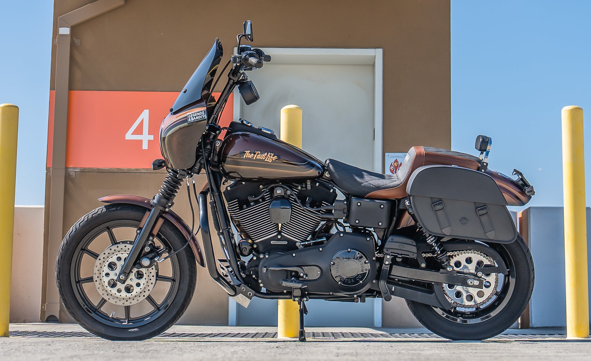 28L - Baelor Medium Quick Mount Motorcycle Saddlebags For Harley Dyna Super Glide FXD/I Lifestyle @expand