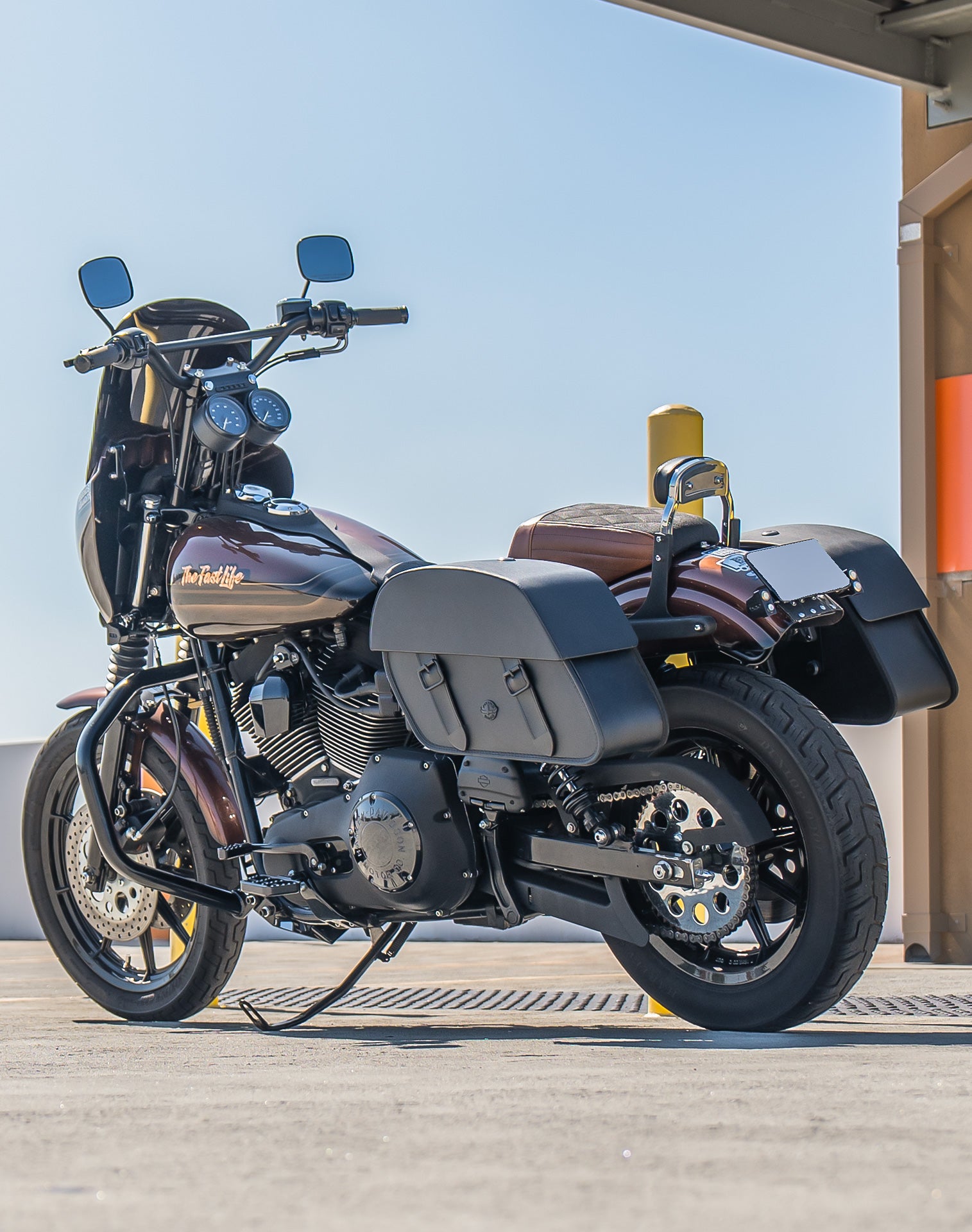 28L - Baelor Medium Quick Mount Motorcycle Saddlebags For Harley Dyna Super Glide FXD/I Lifestyle